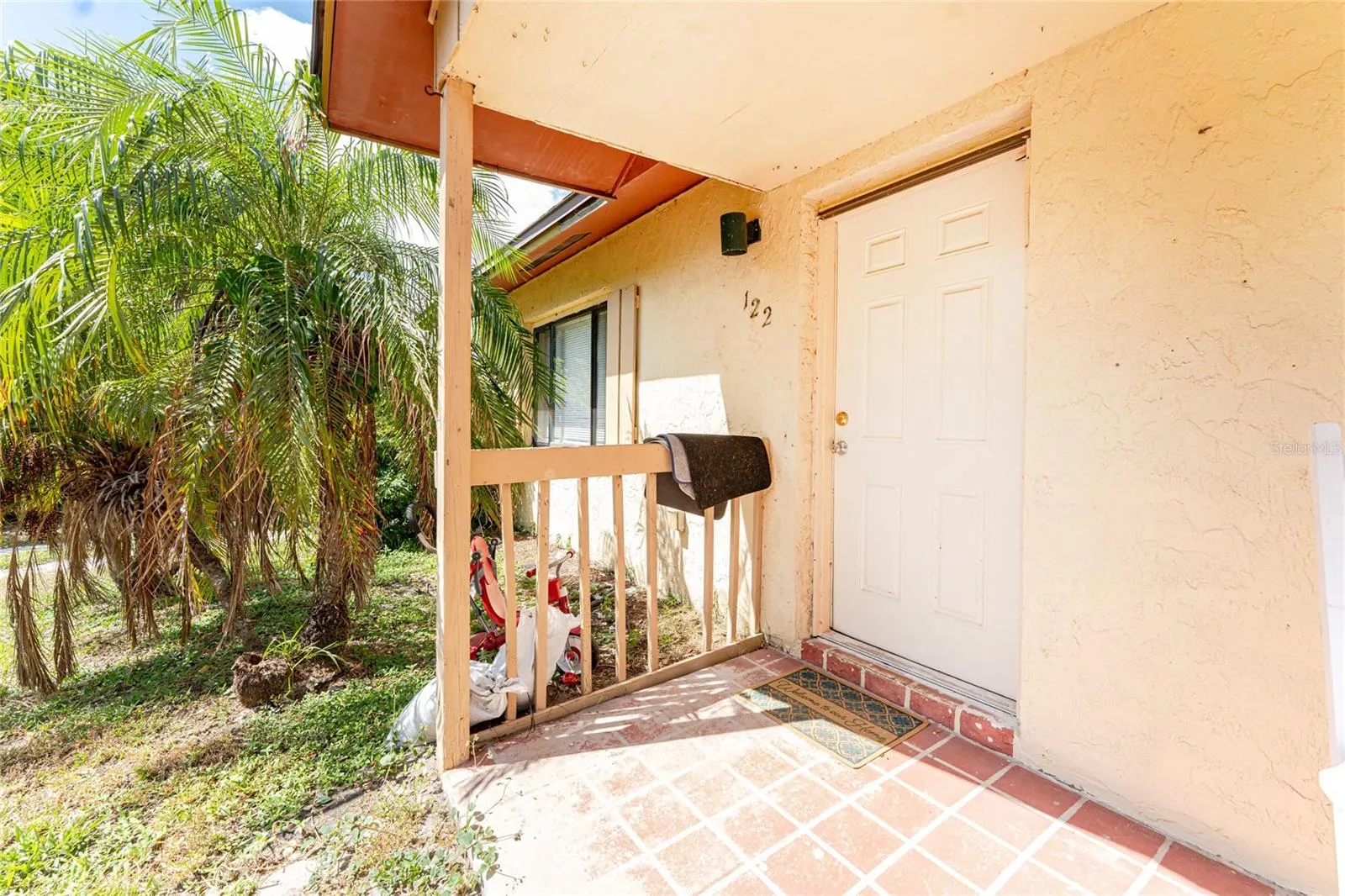 120 W PERRY LN