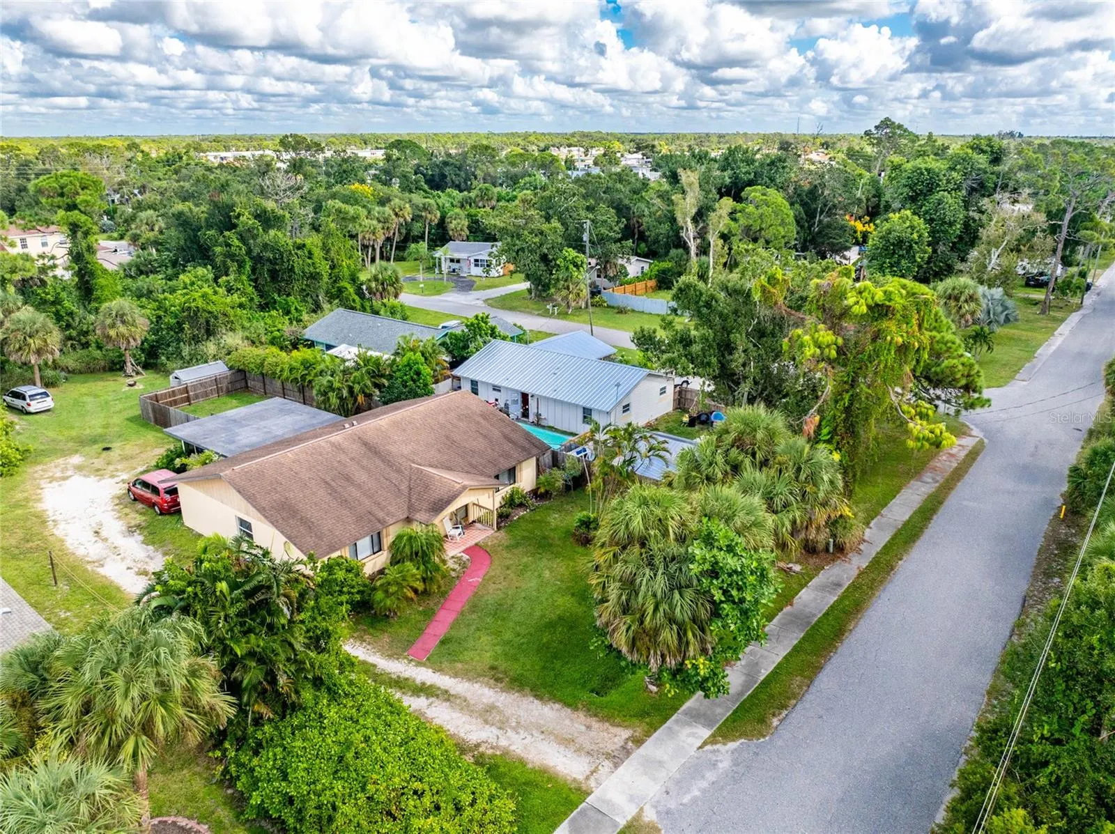 120 W PERRY LN