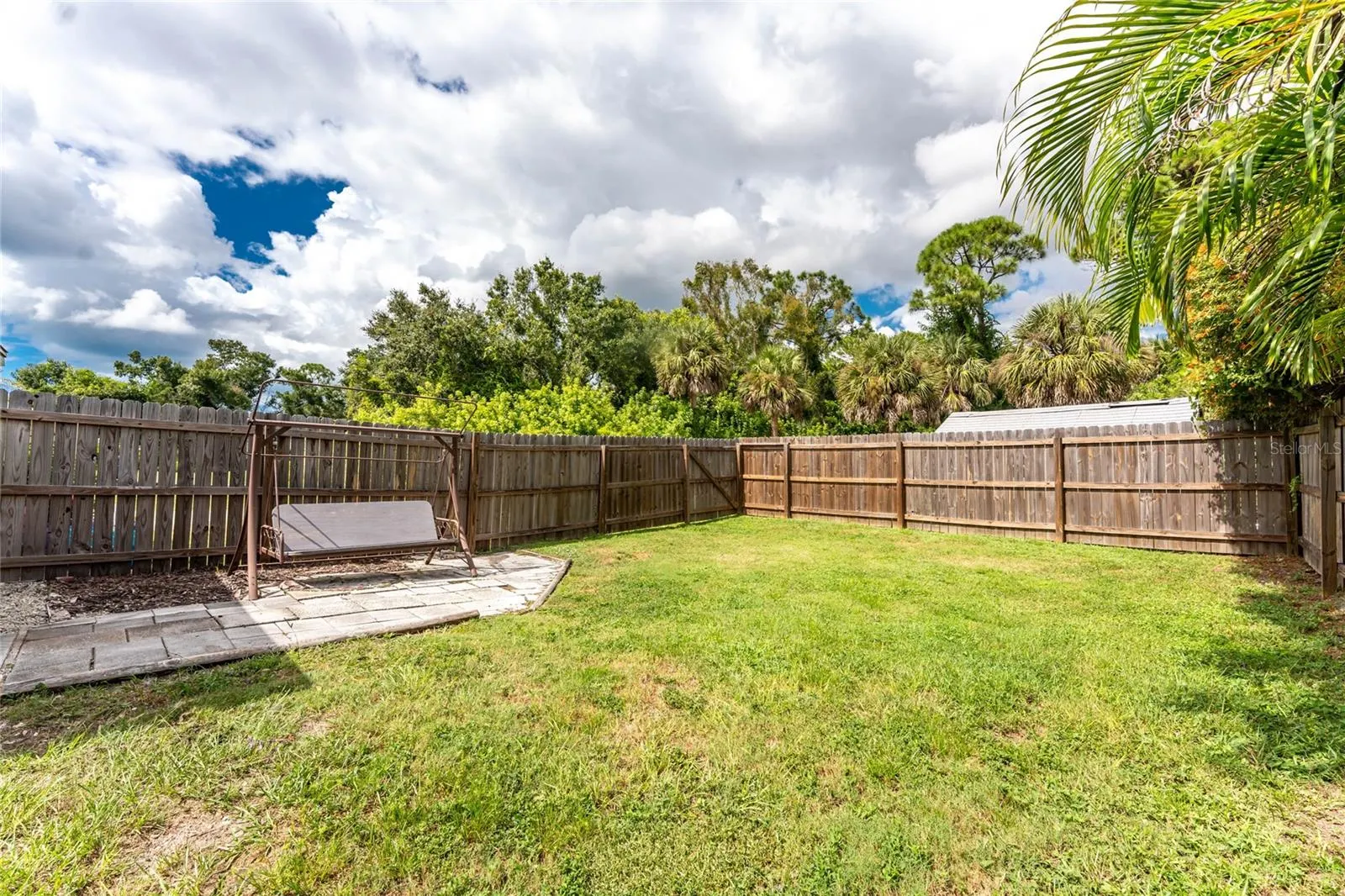 120 W PERRY LN