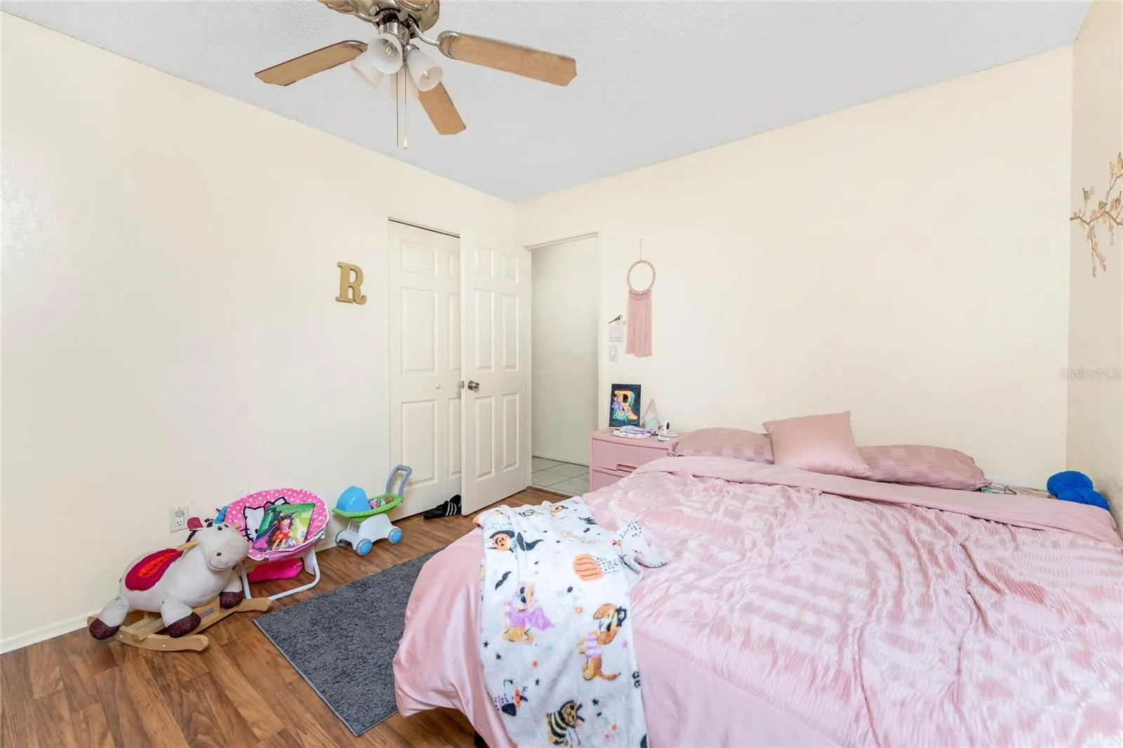 120 W PERRY LN