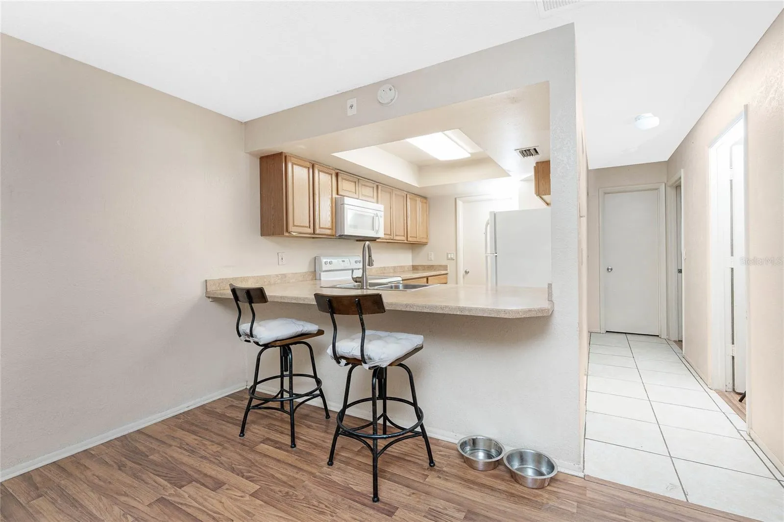 120 W PERRY LN