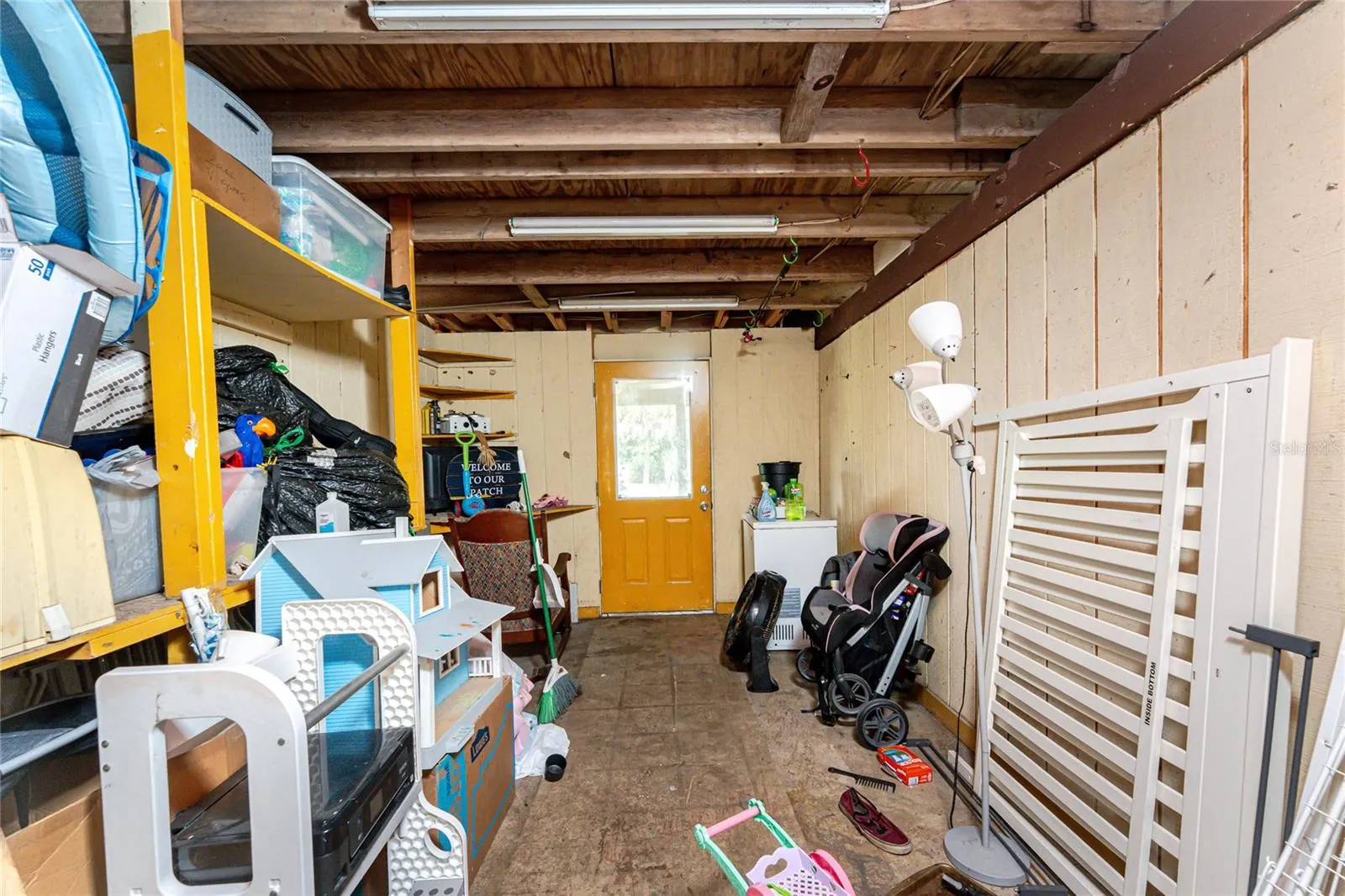 120 W PERRY LN
