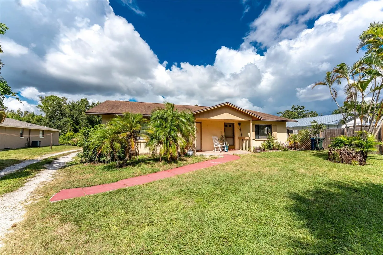 120 W PERRY LN