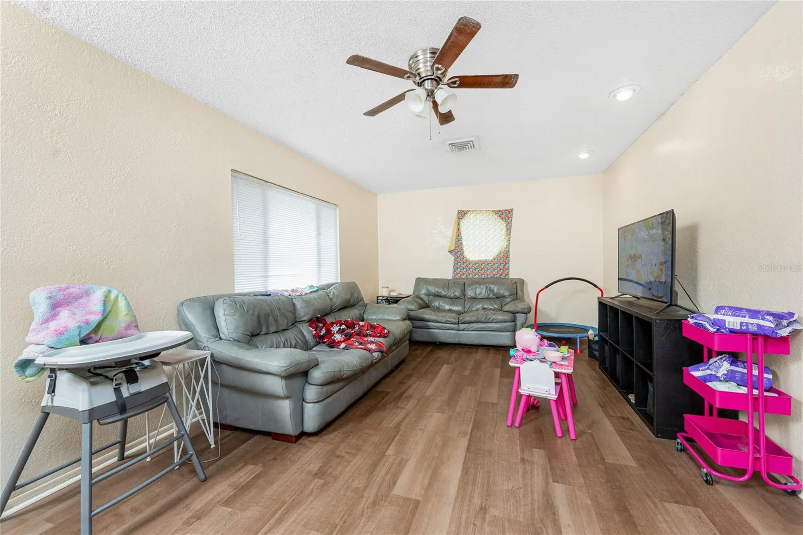 120 W PERRY LN