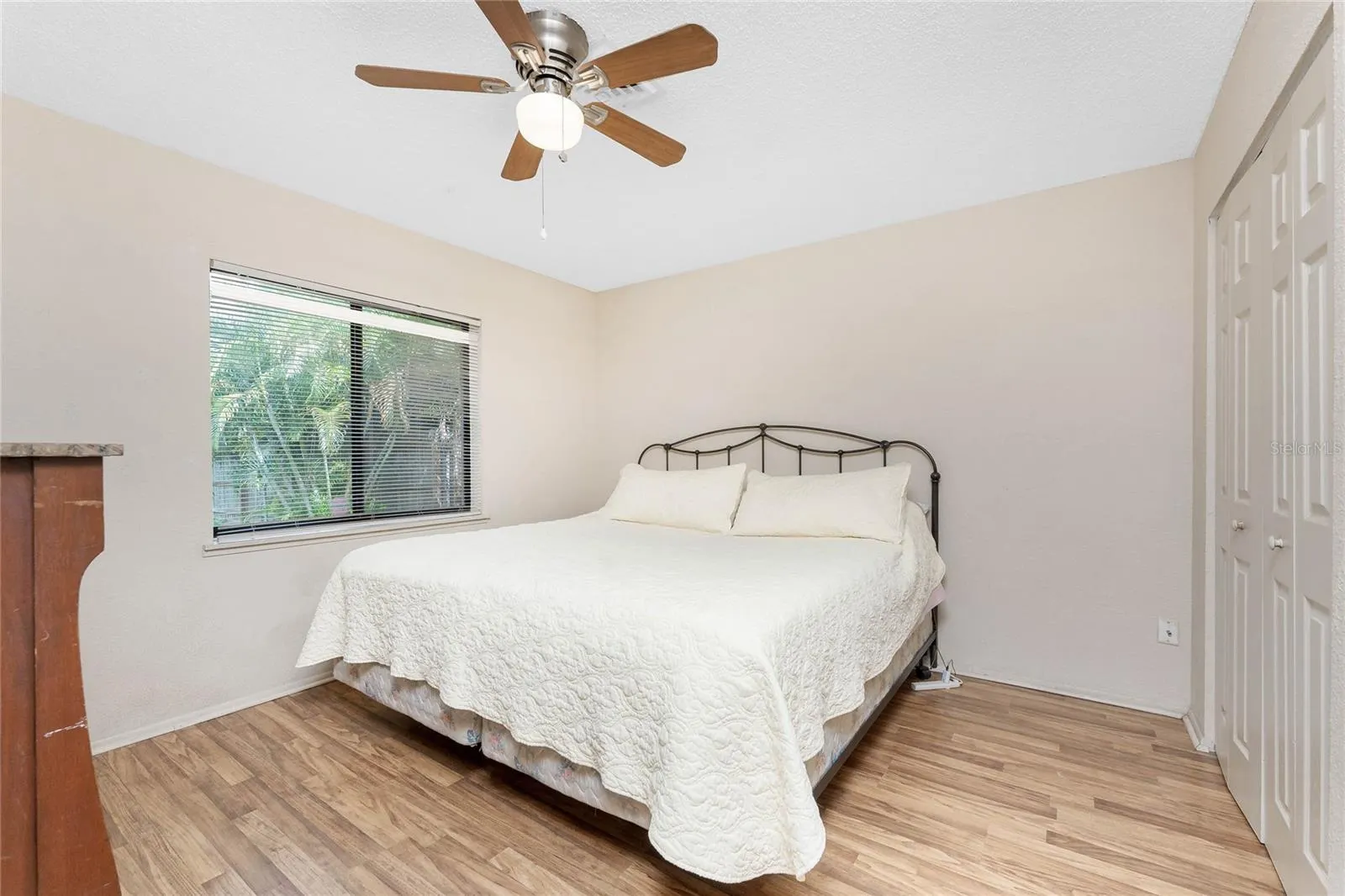 120 W PERRY LN