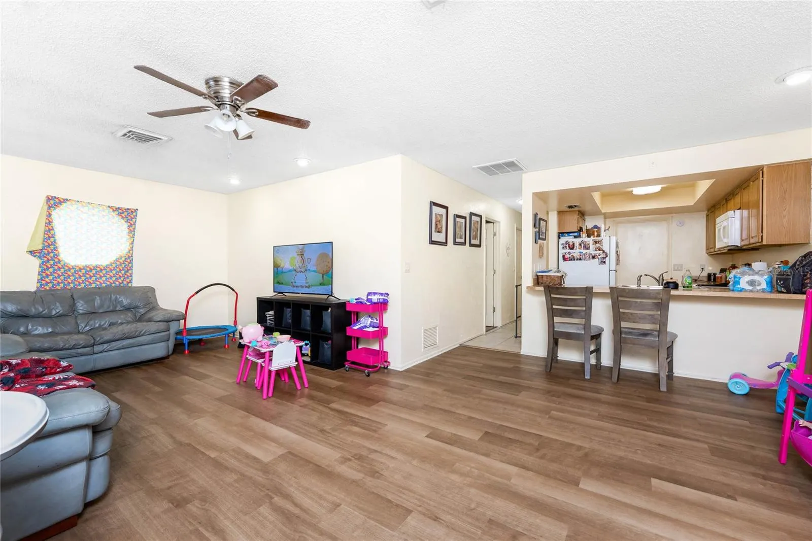 120 W PERRY LN