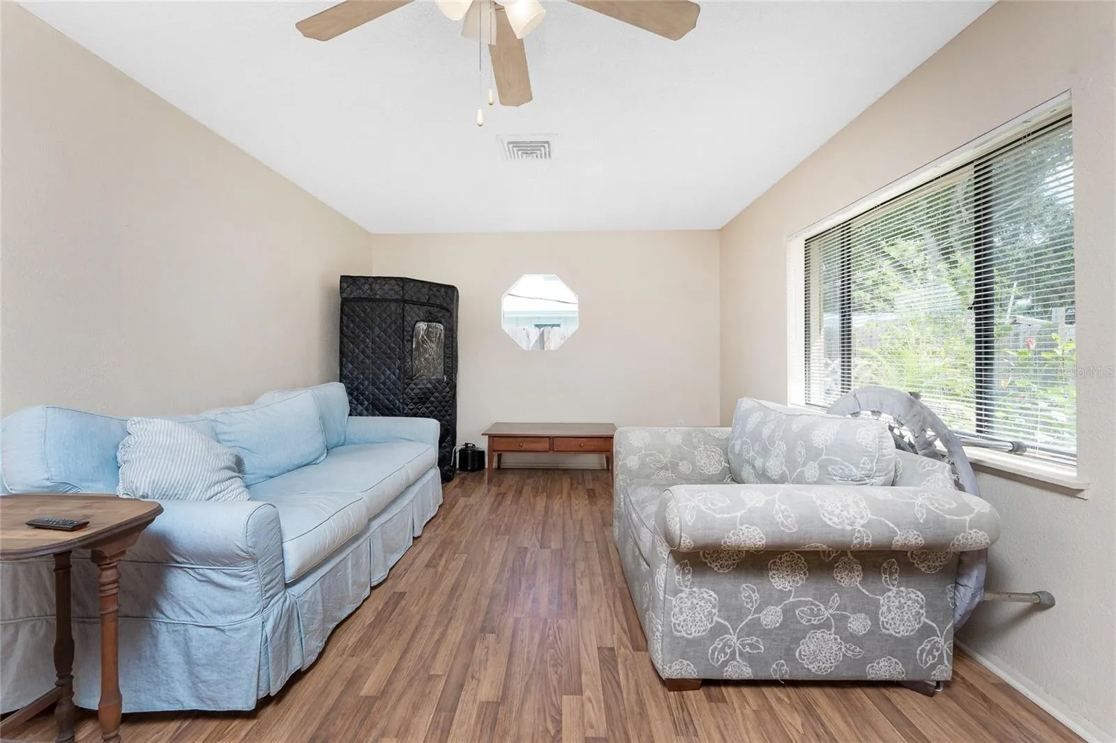 120 W PERRY LN
