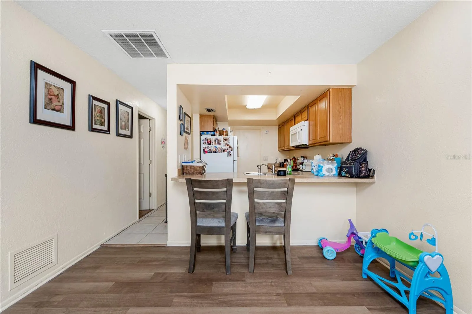 120 W PERRY LN
