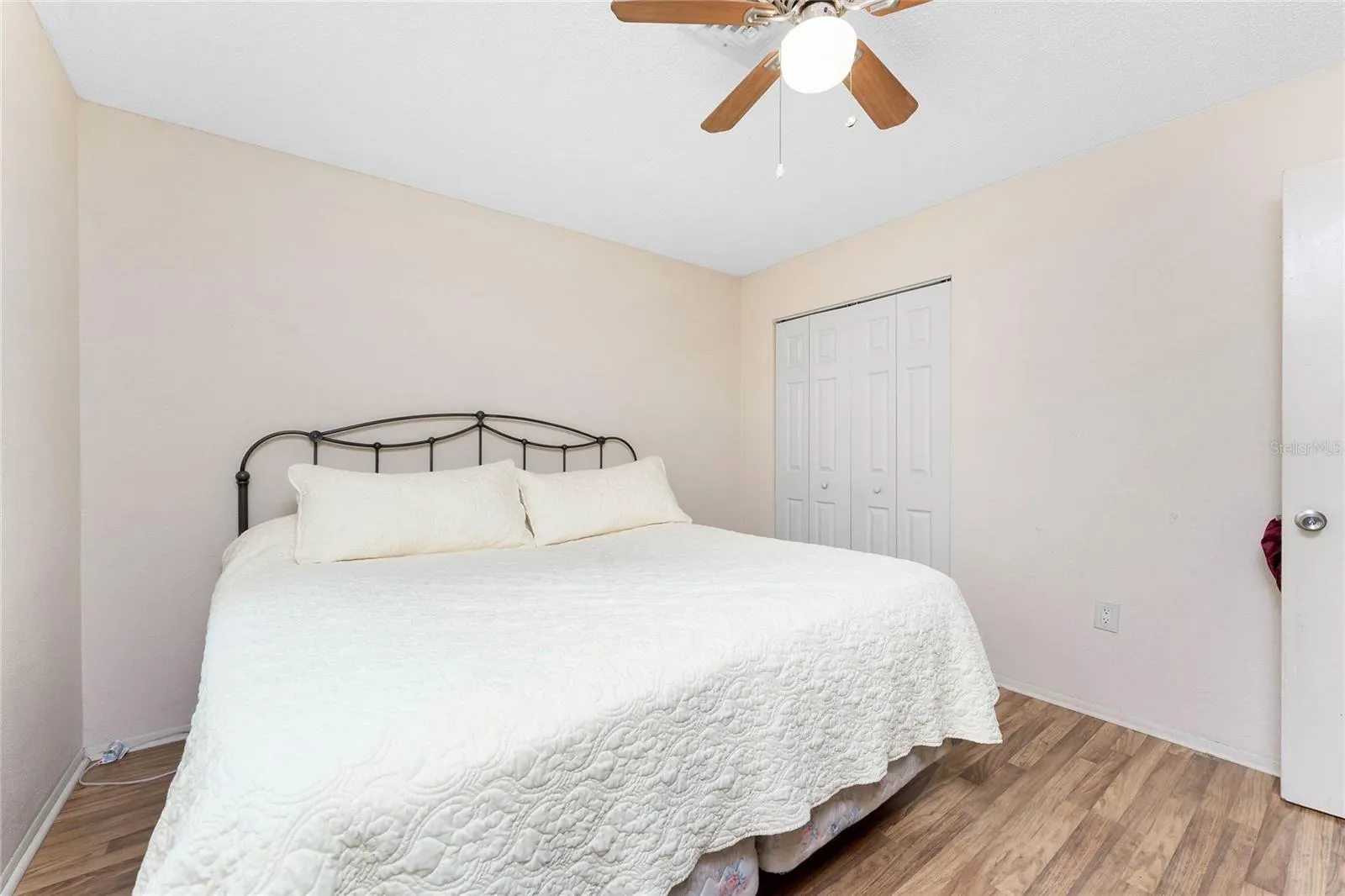 120 W PERRY LN