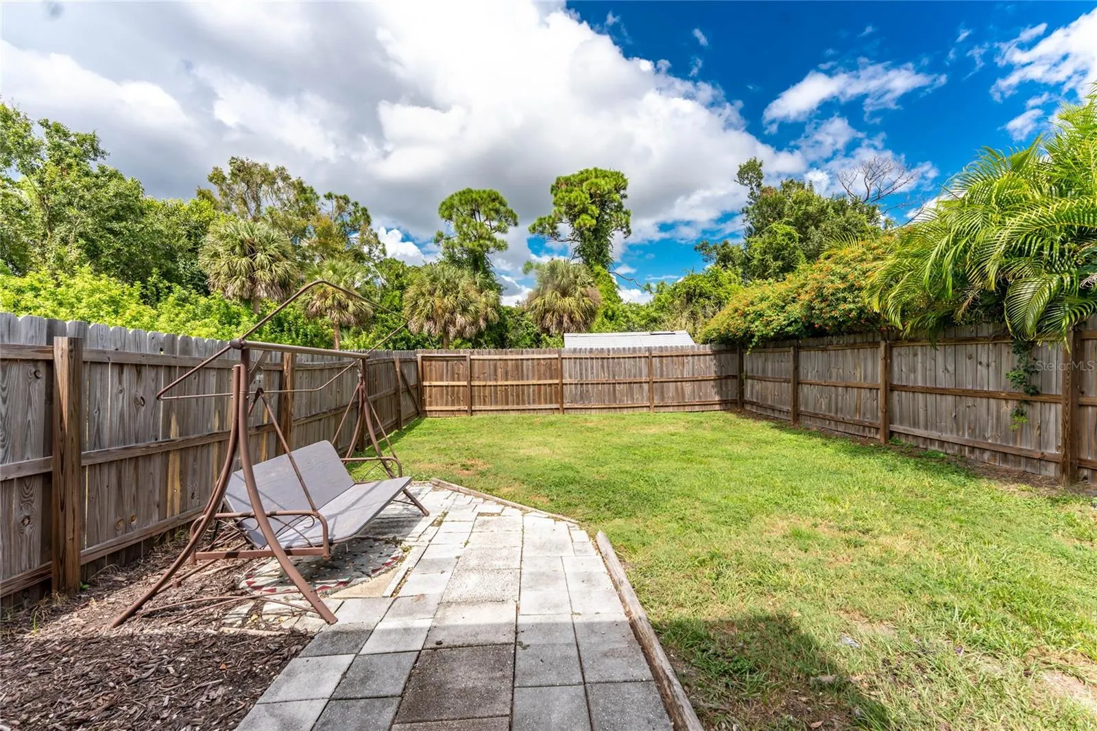 120 W PERRY LN