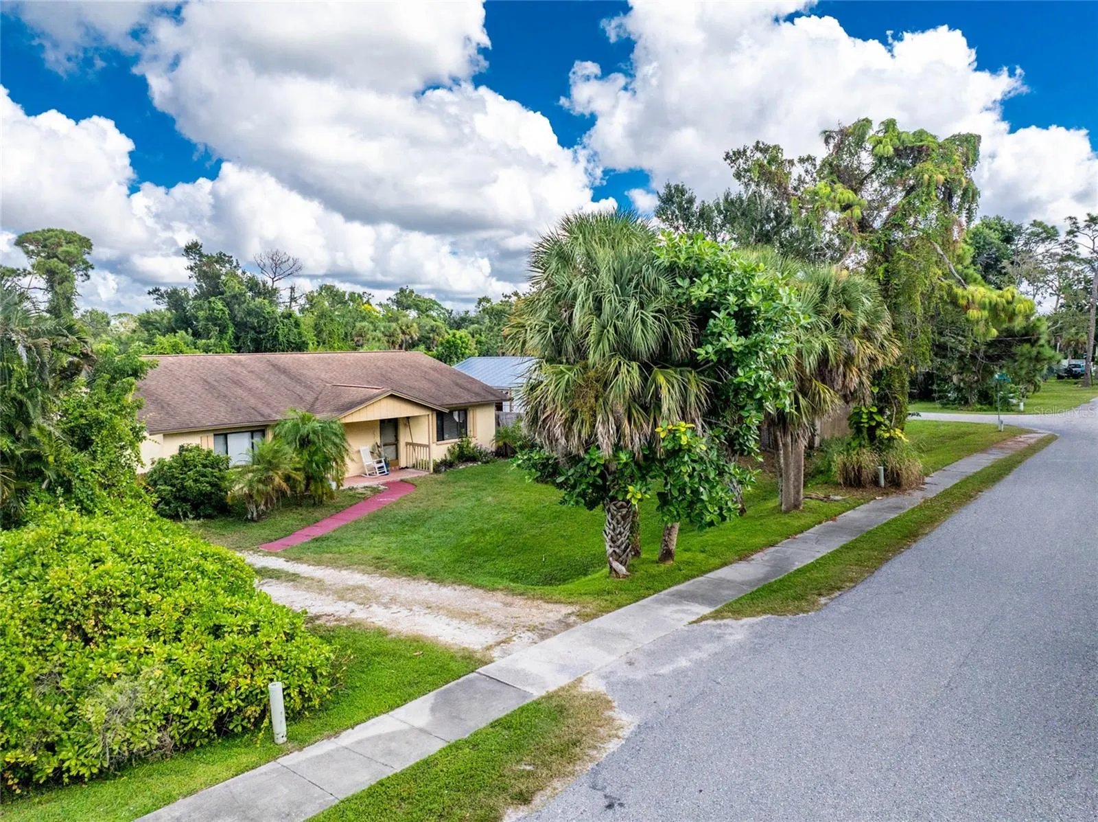 120 W PERRY LN