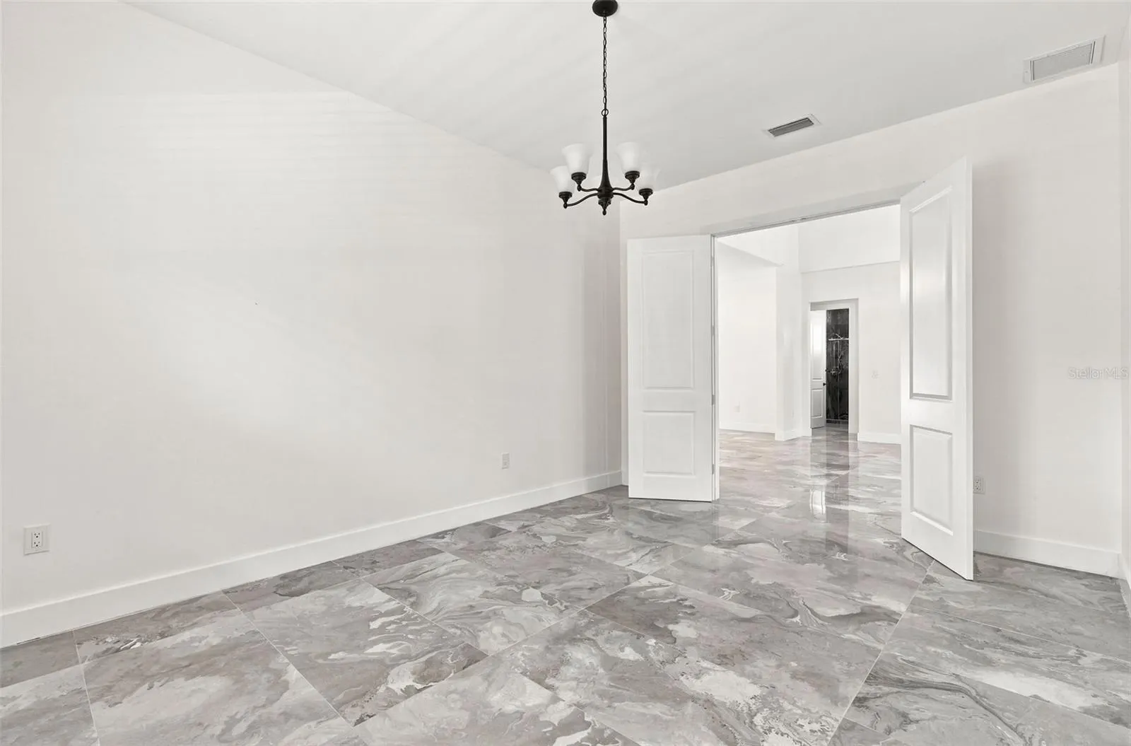 1853 DELLA DR