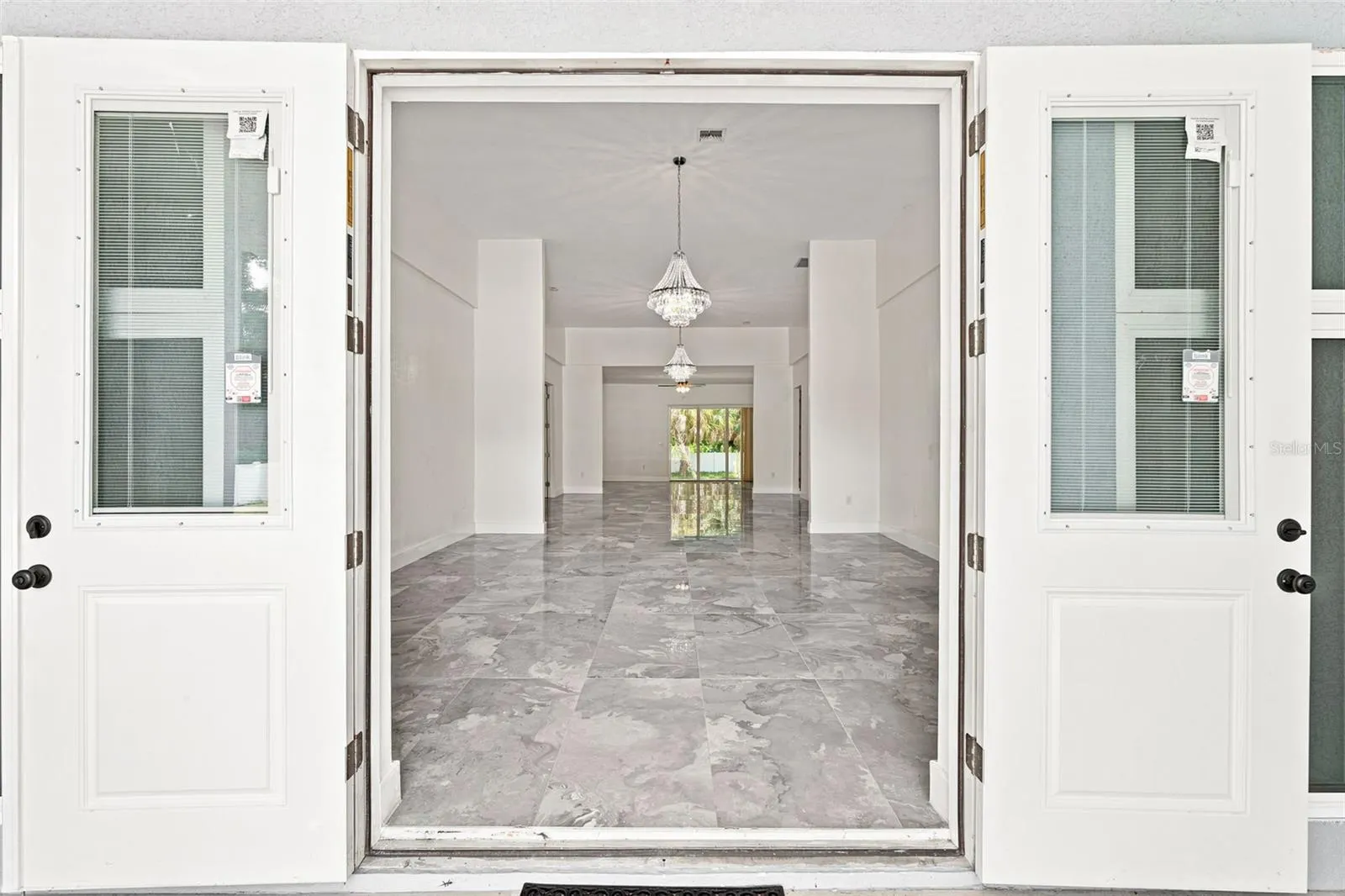 1853 DELLA DR