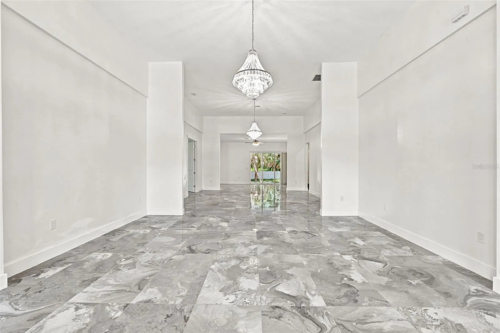 1853 DELLA DR