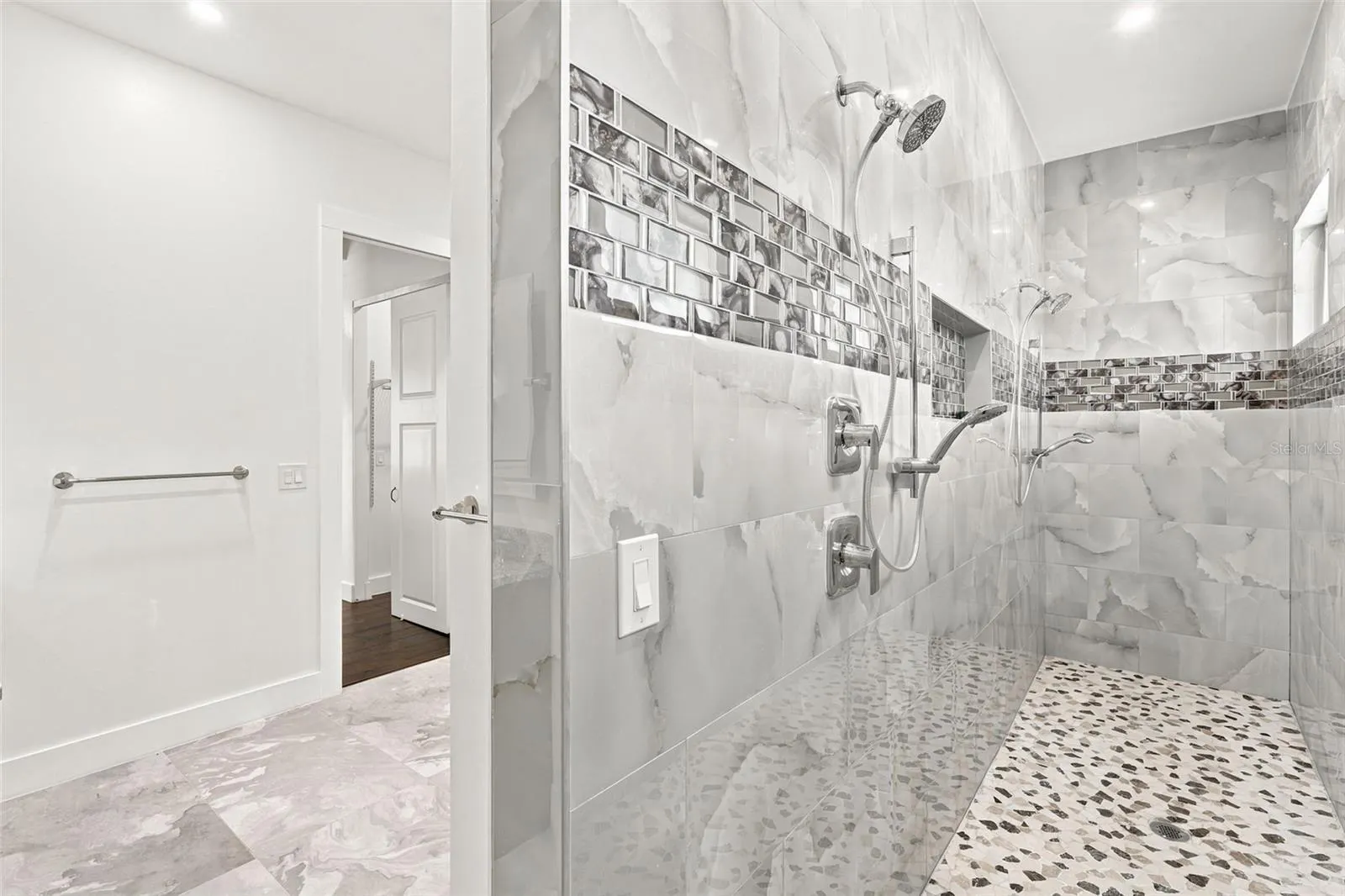 1853 DELLA DR