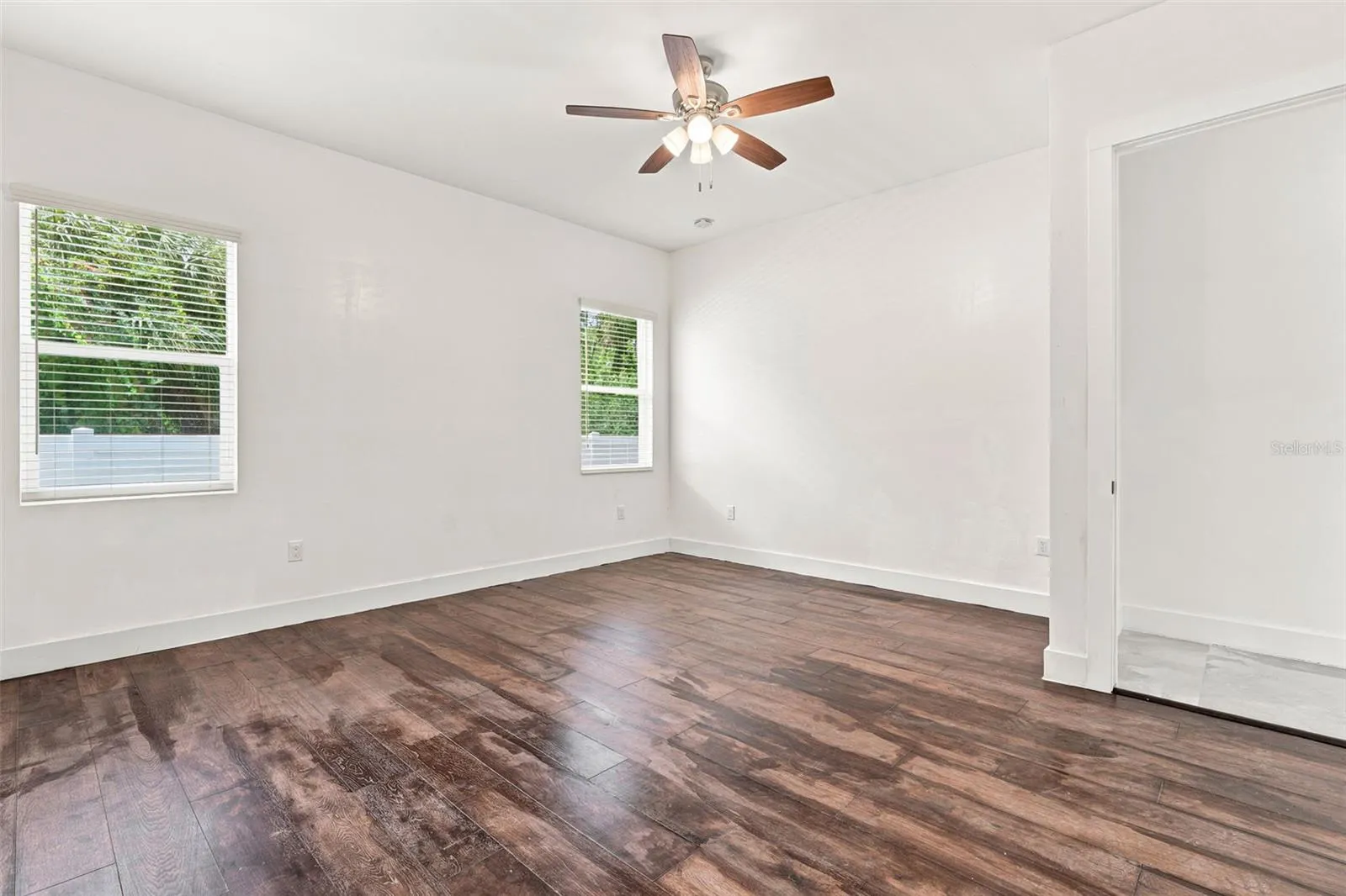 1853 DELLA DR