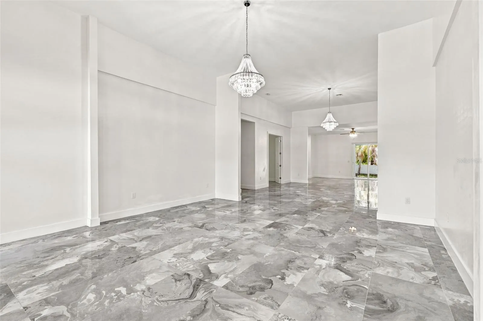 1853 DELLA DR