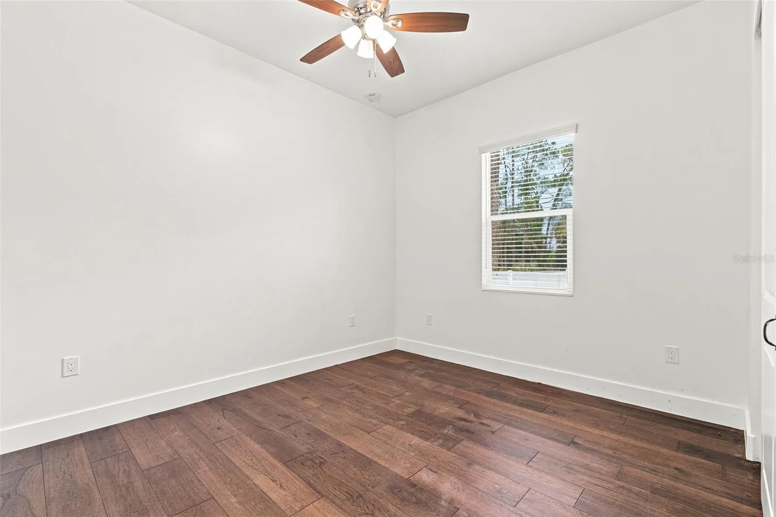 1853 DELLA DR