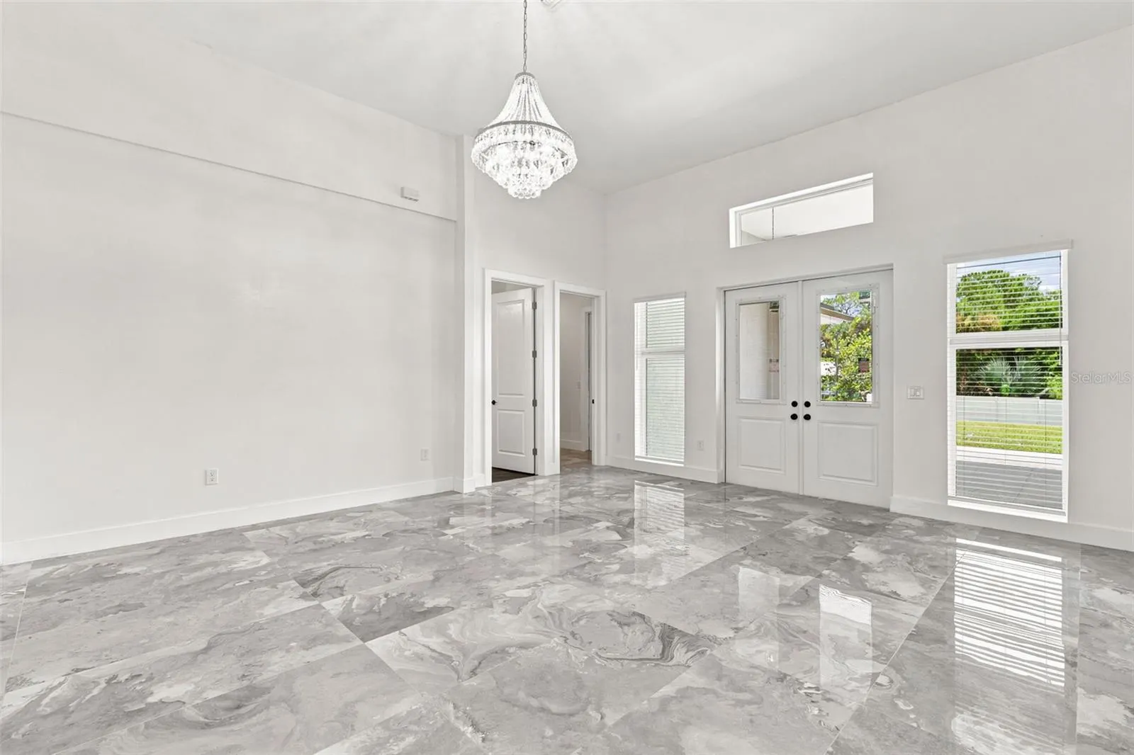 1853 DELLA DR