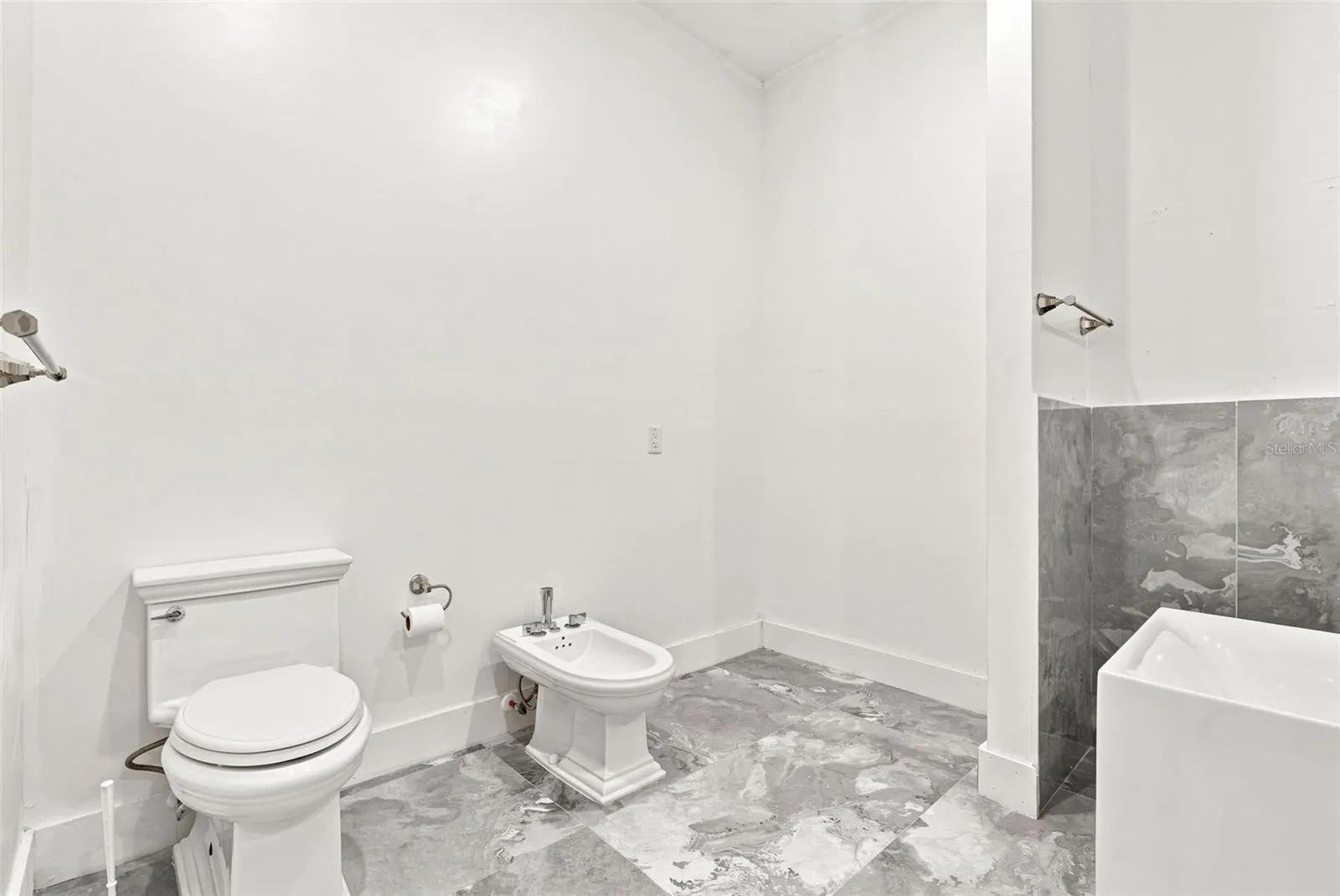 1853 DELLA DR