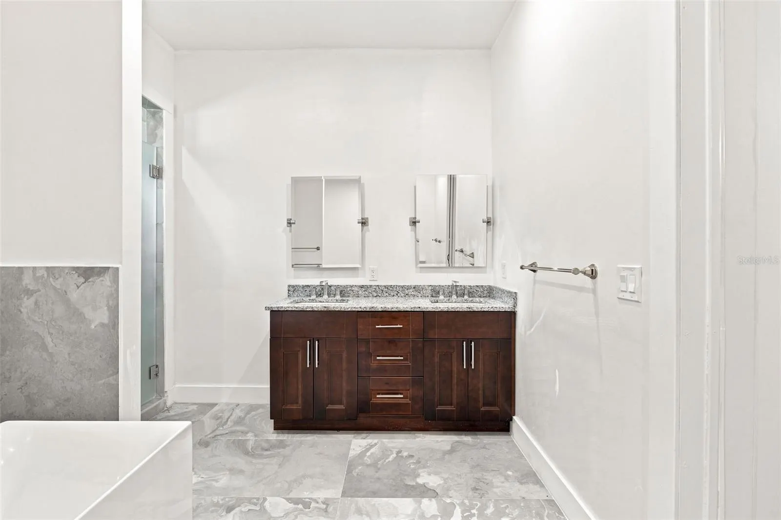 1853 DELLA DR