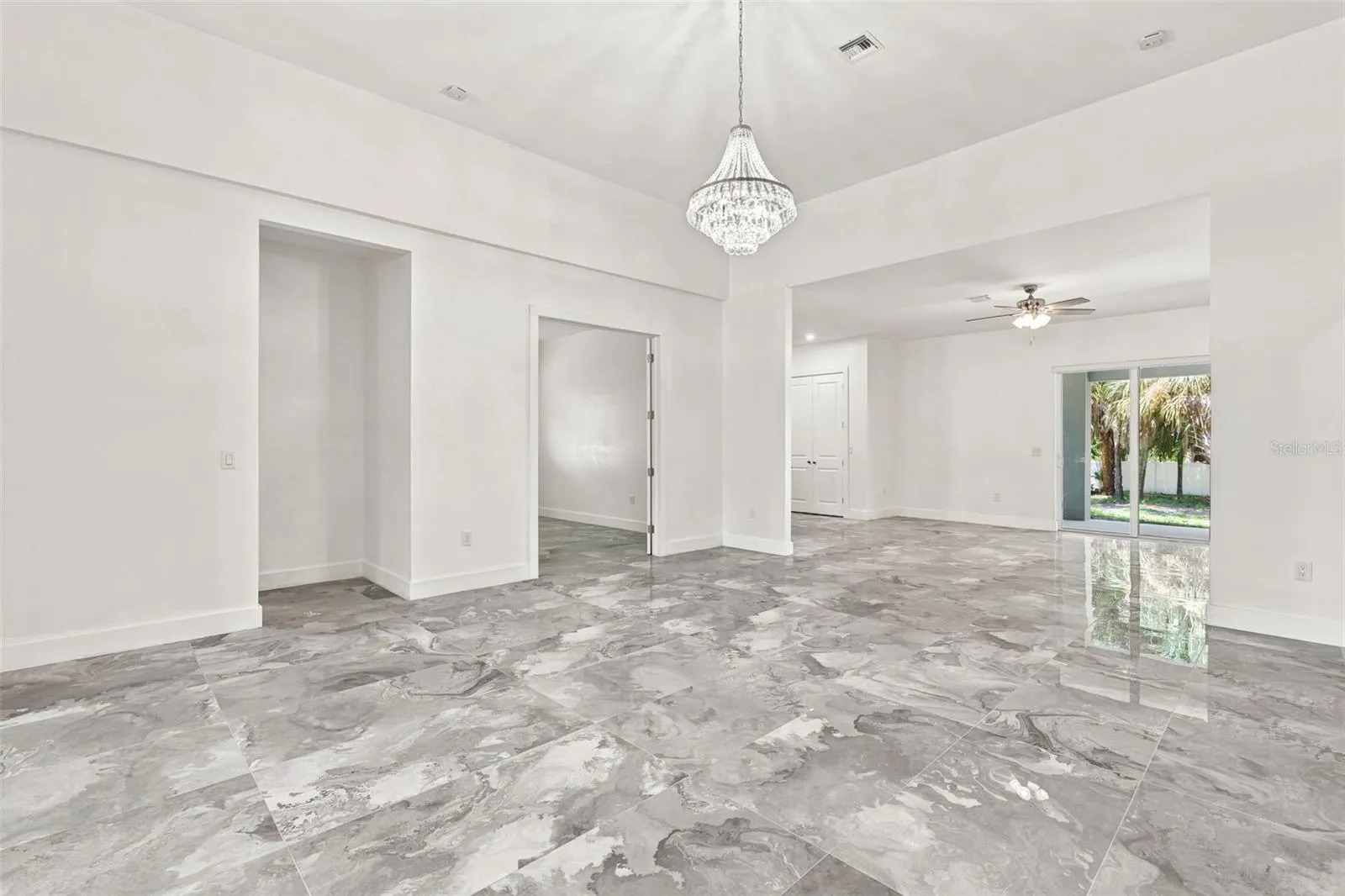1853 DELLA DR