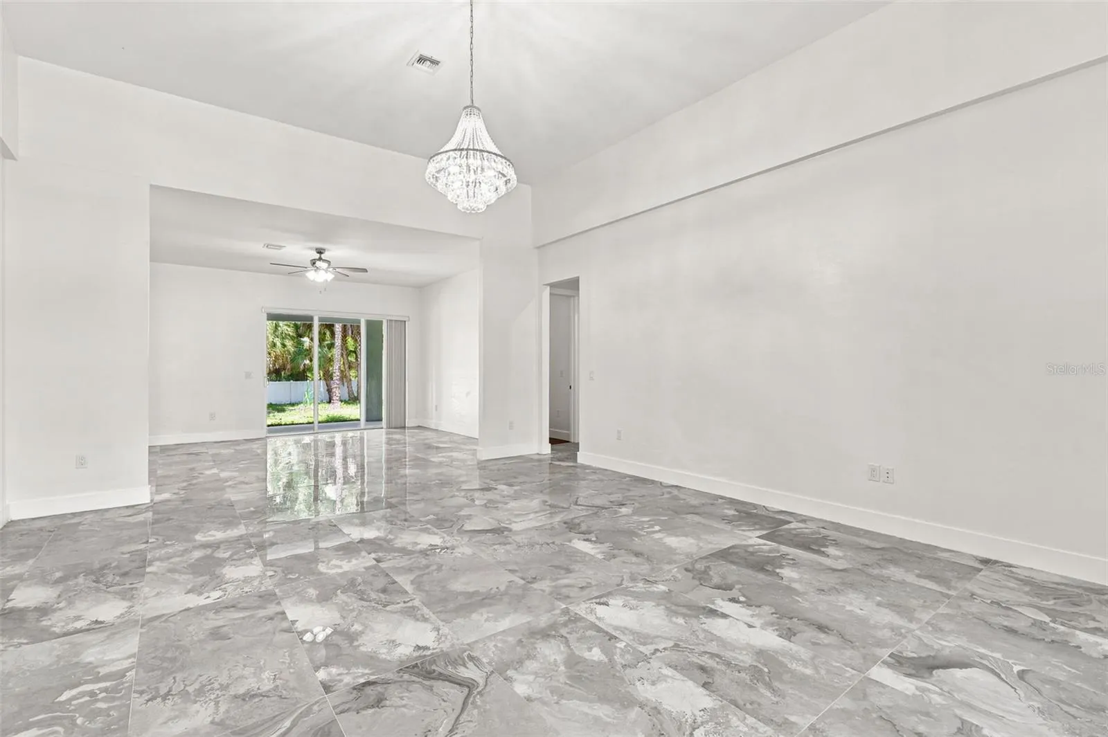 1853 DELLA DR