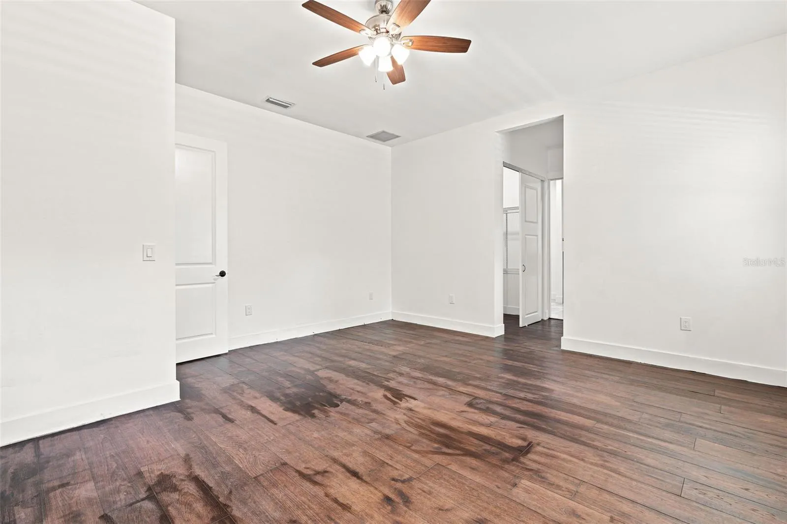 1853 DELLA DR