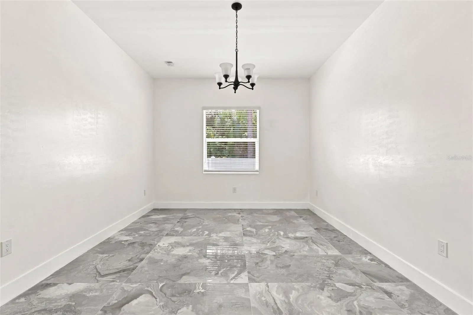 1853 DELLA DR
