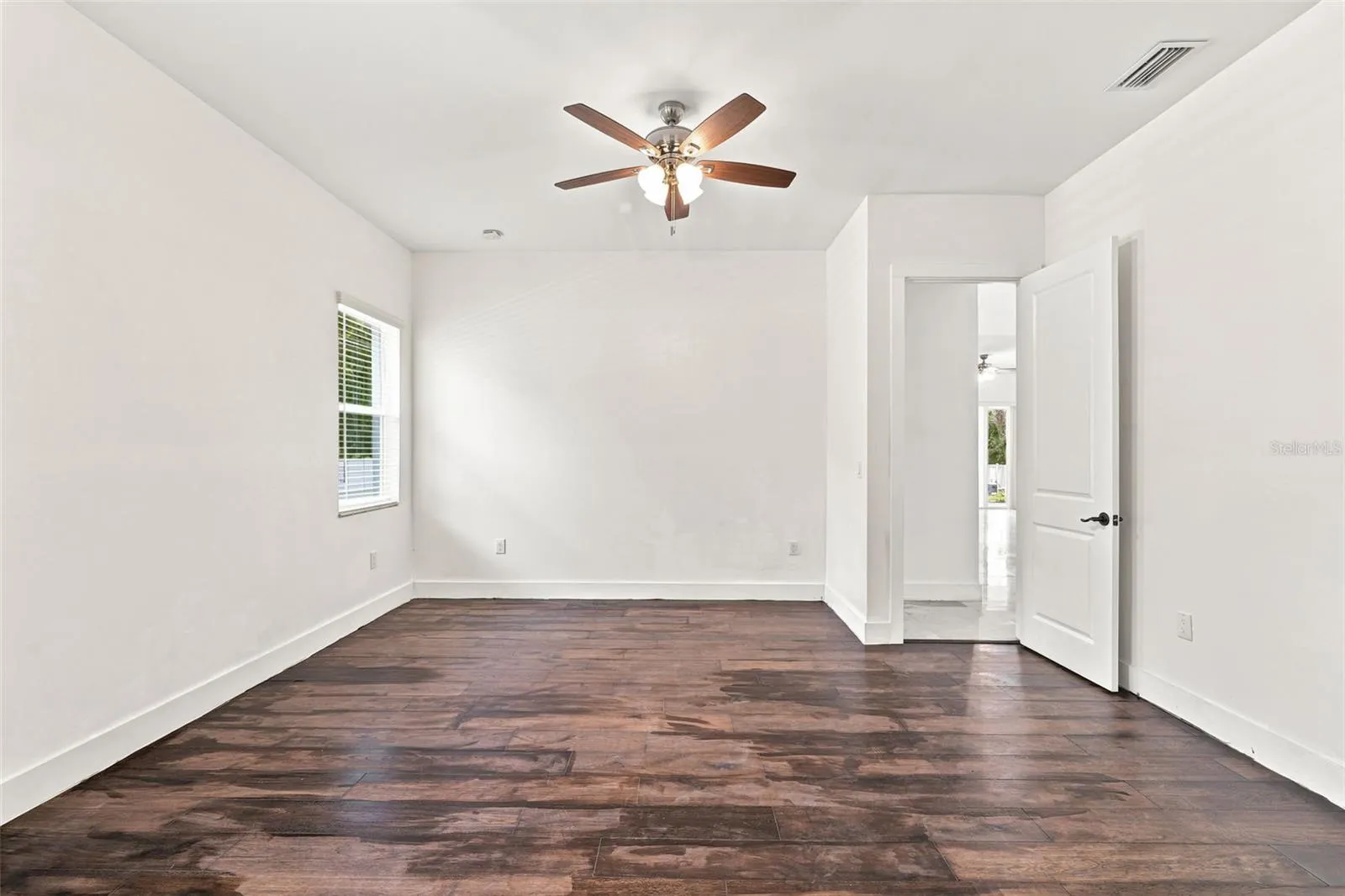 1853 DELLA DR