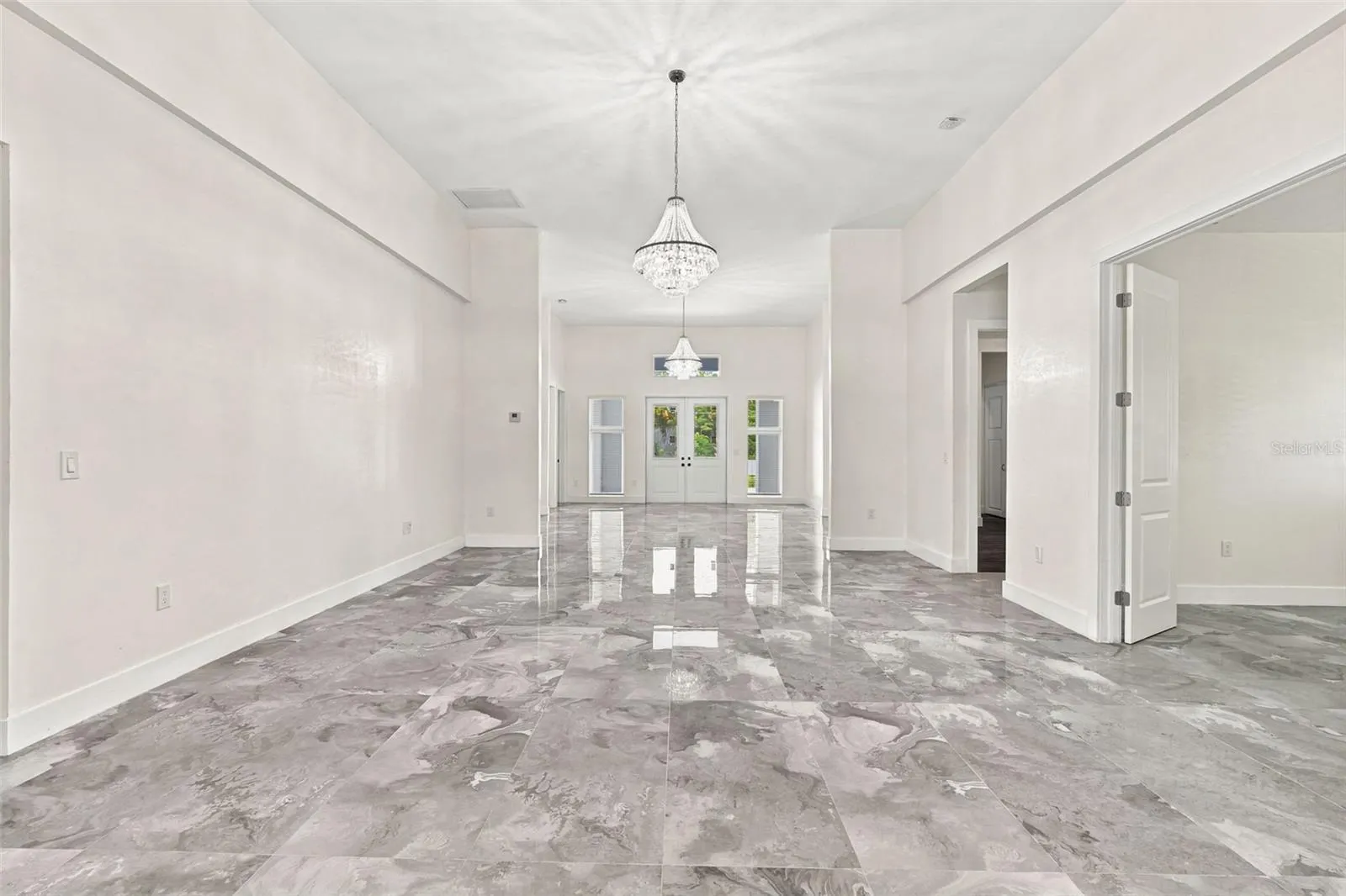 1853 DELLA DR