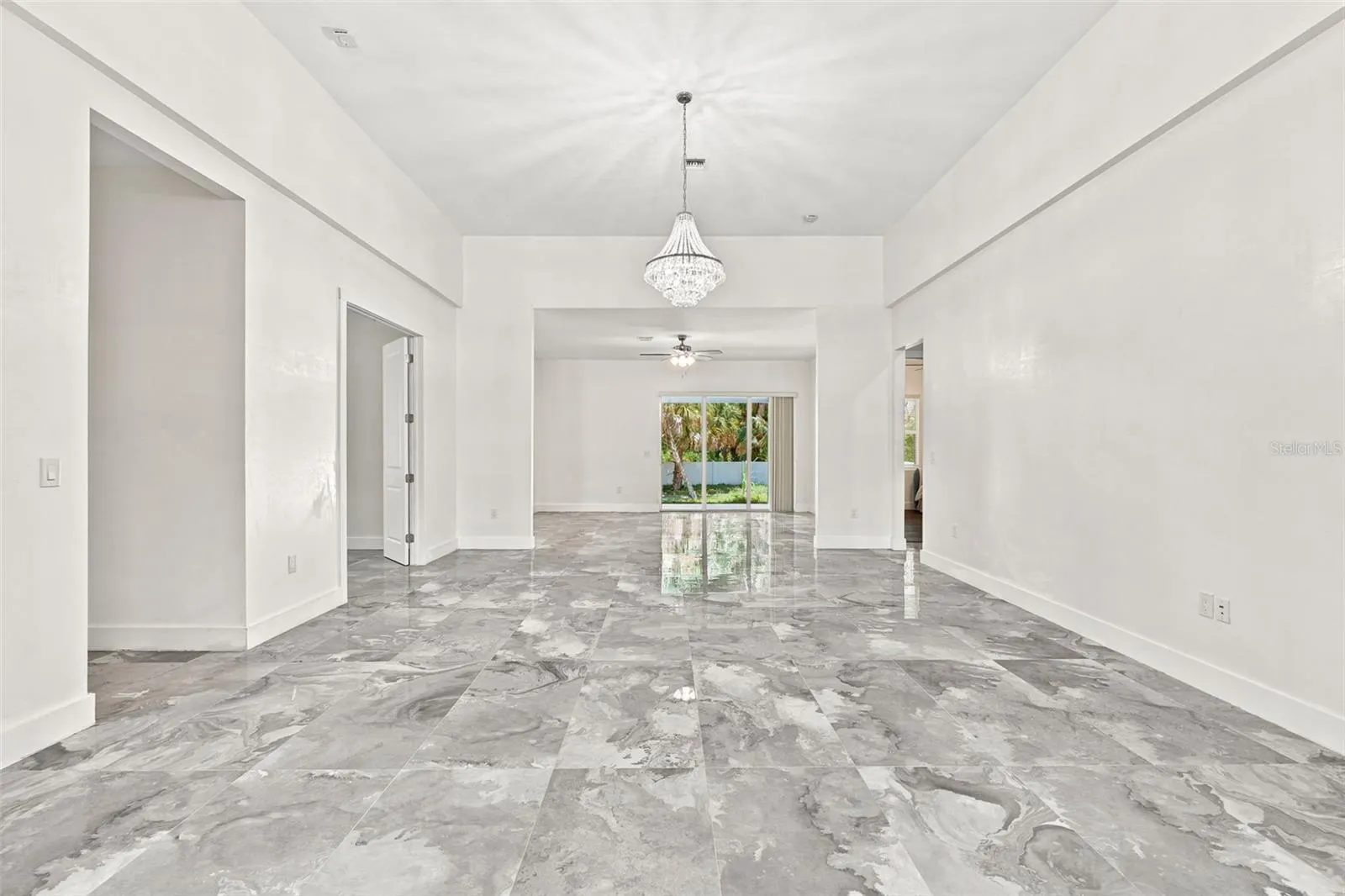 1853 DELLA DR
