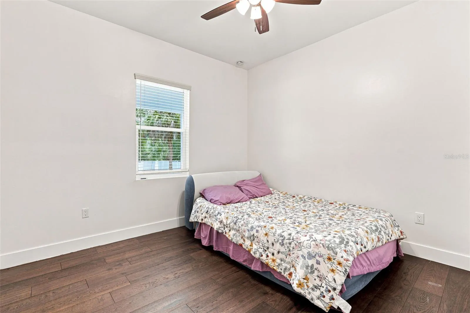 1853 DELLA DR