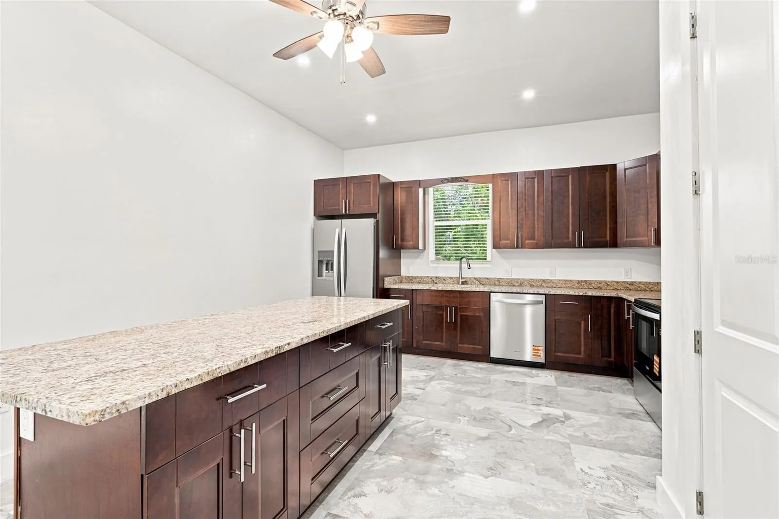 1853 DELLA DR