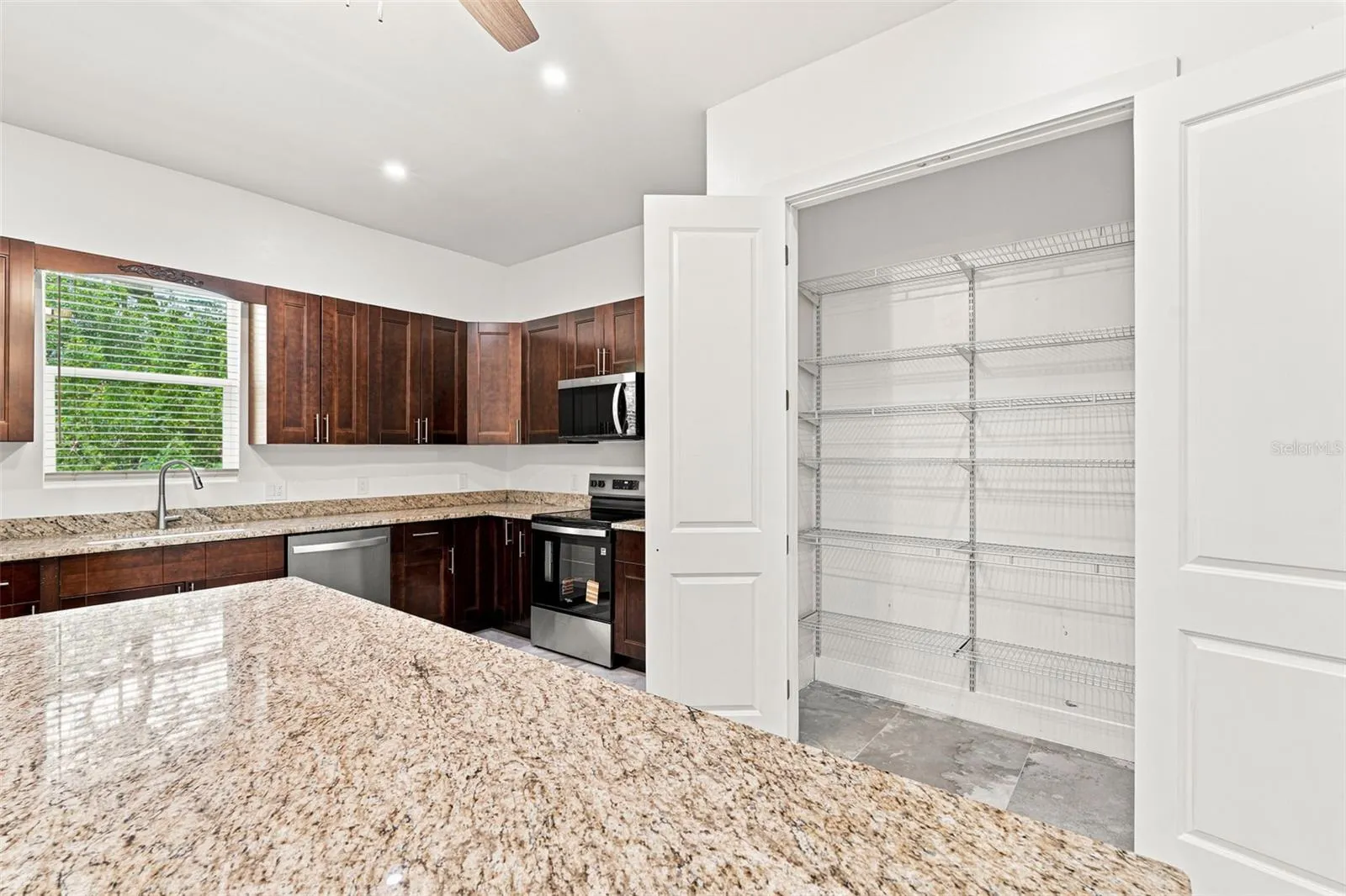 1853 DELLA DR
