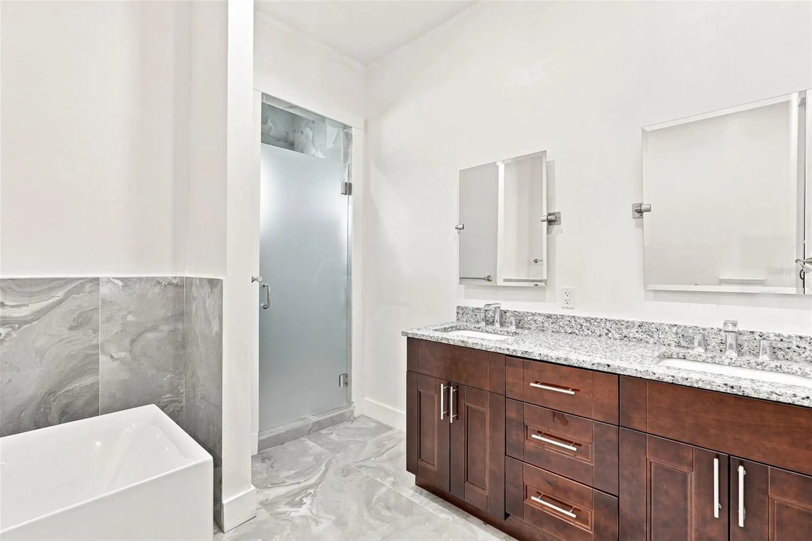 1853 DELLA DR