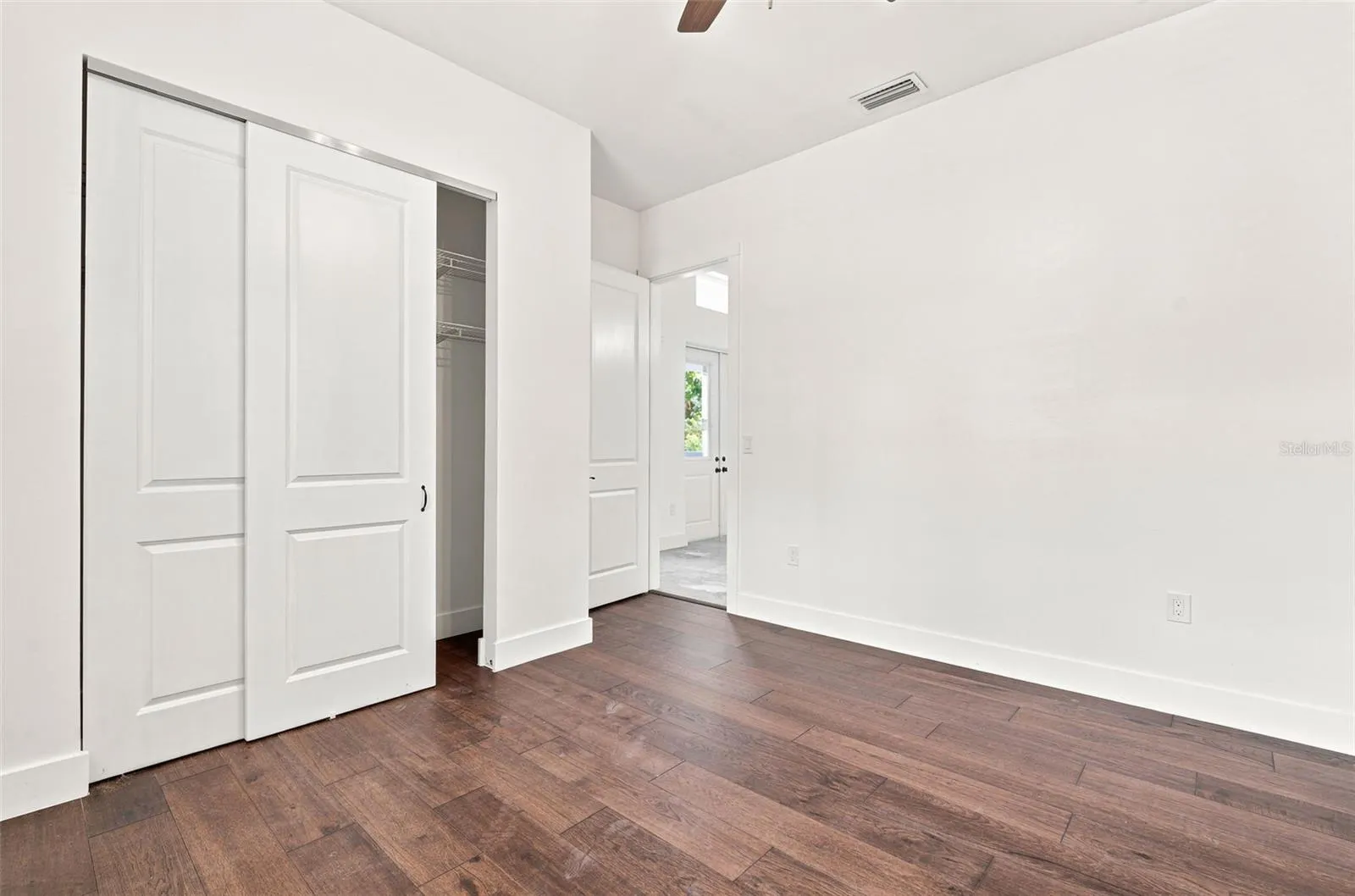 1853 DELLA DR