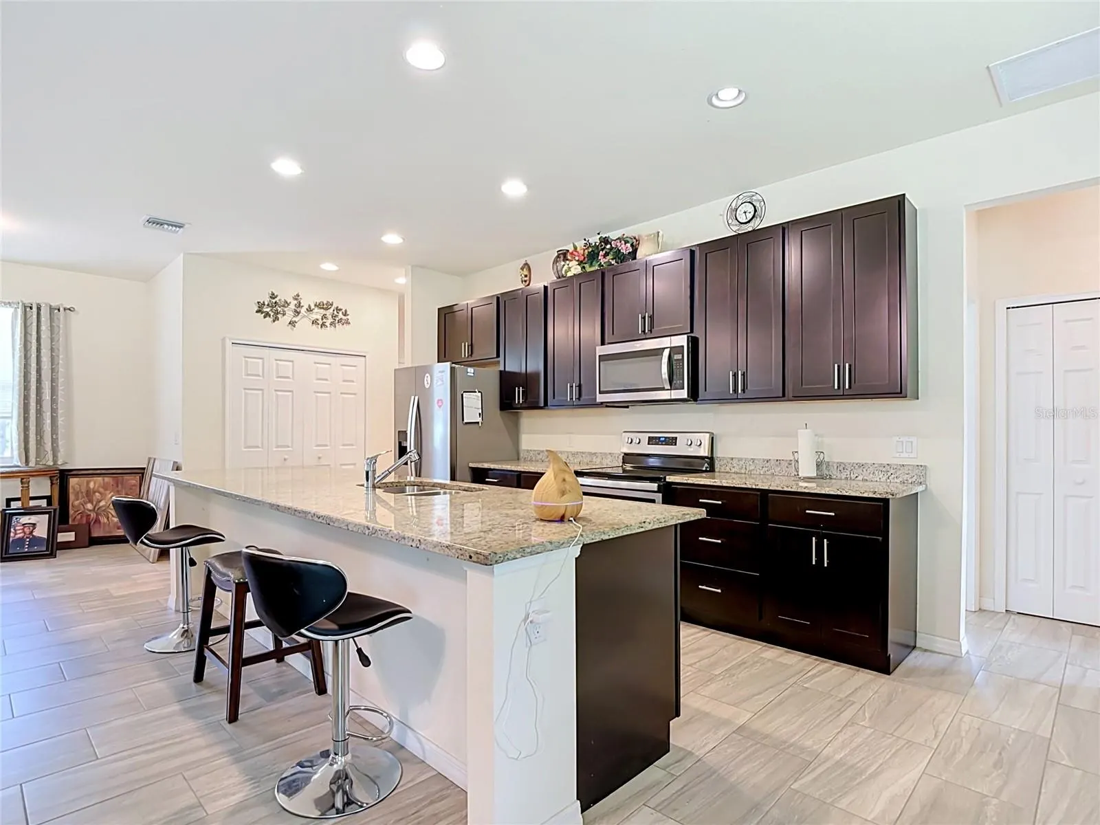 6027 ACORN CIR