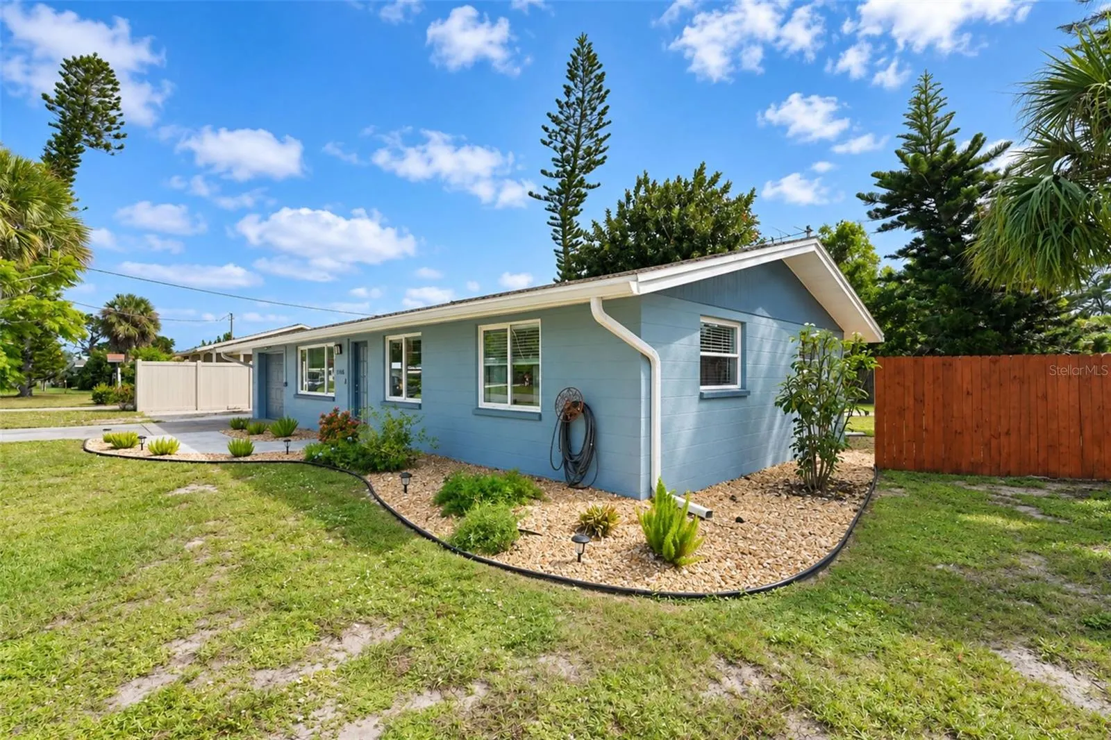 1545 BARBARA PL