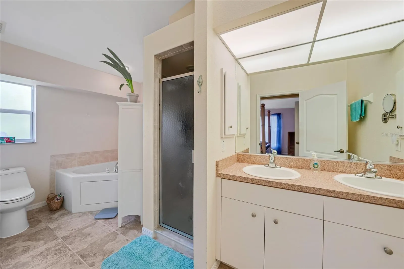 215 AUSTRALIAN DR