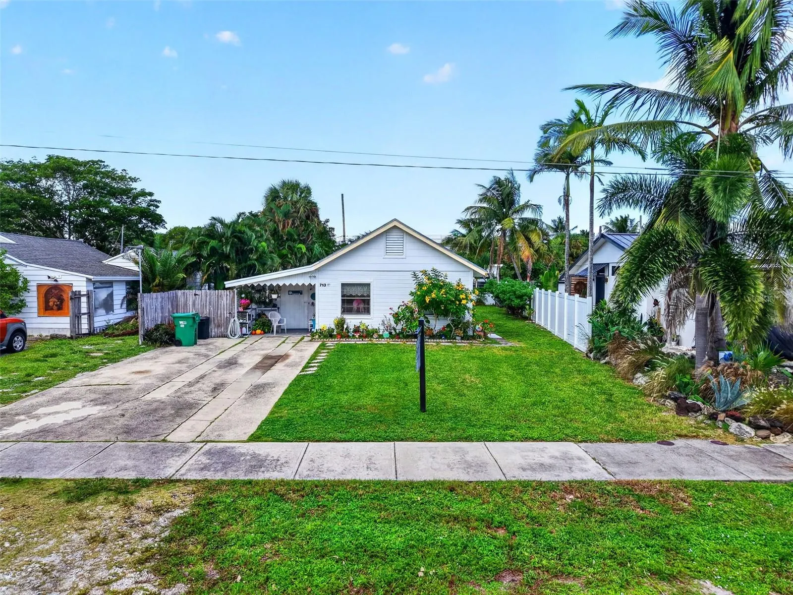 713 S LAKE AVE