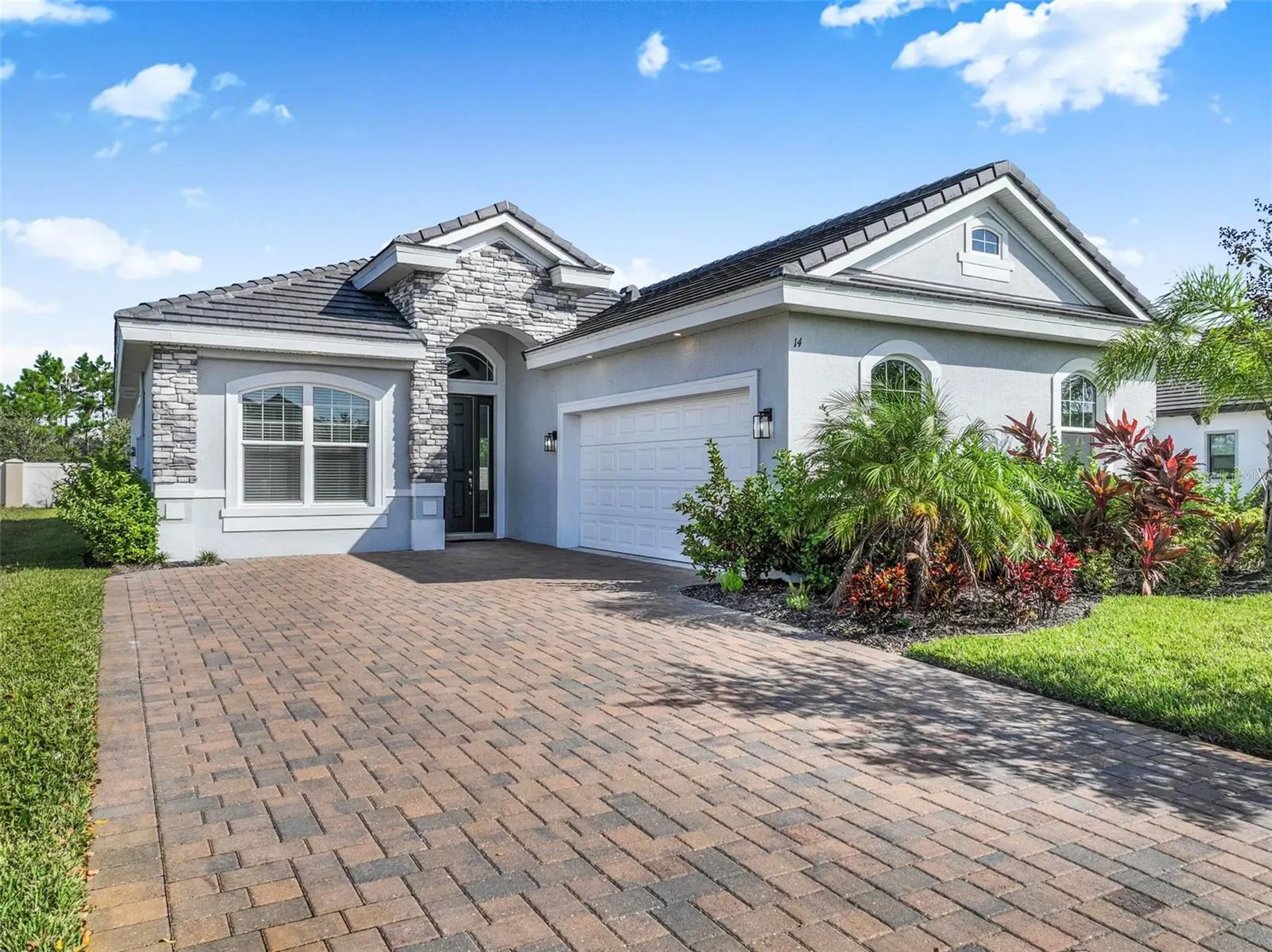 14 DEL PALMA DR