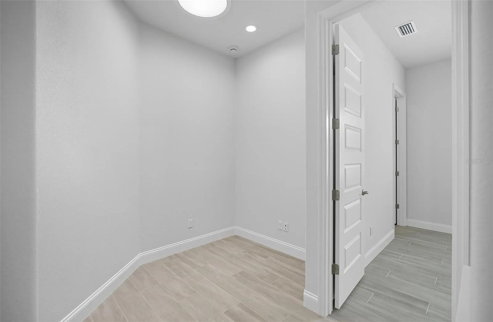 14 DEL PALMA DR