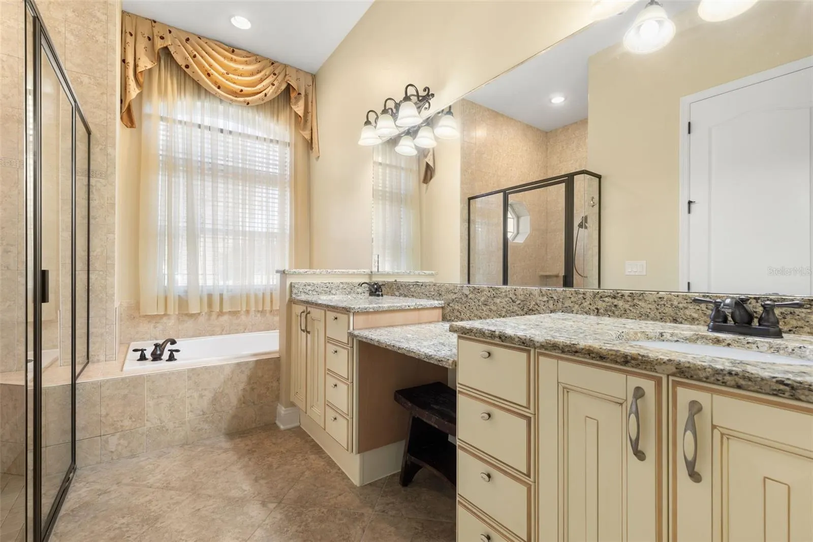 25 EMERALD LAKE CT