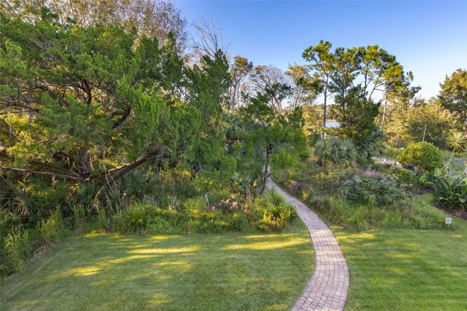 25 EMERALD LAKE CT