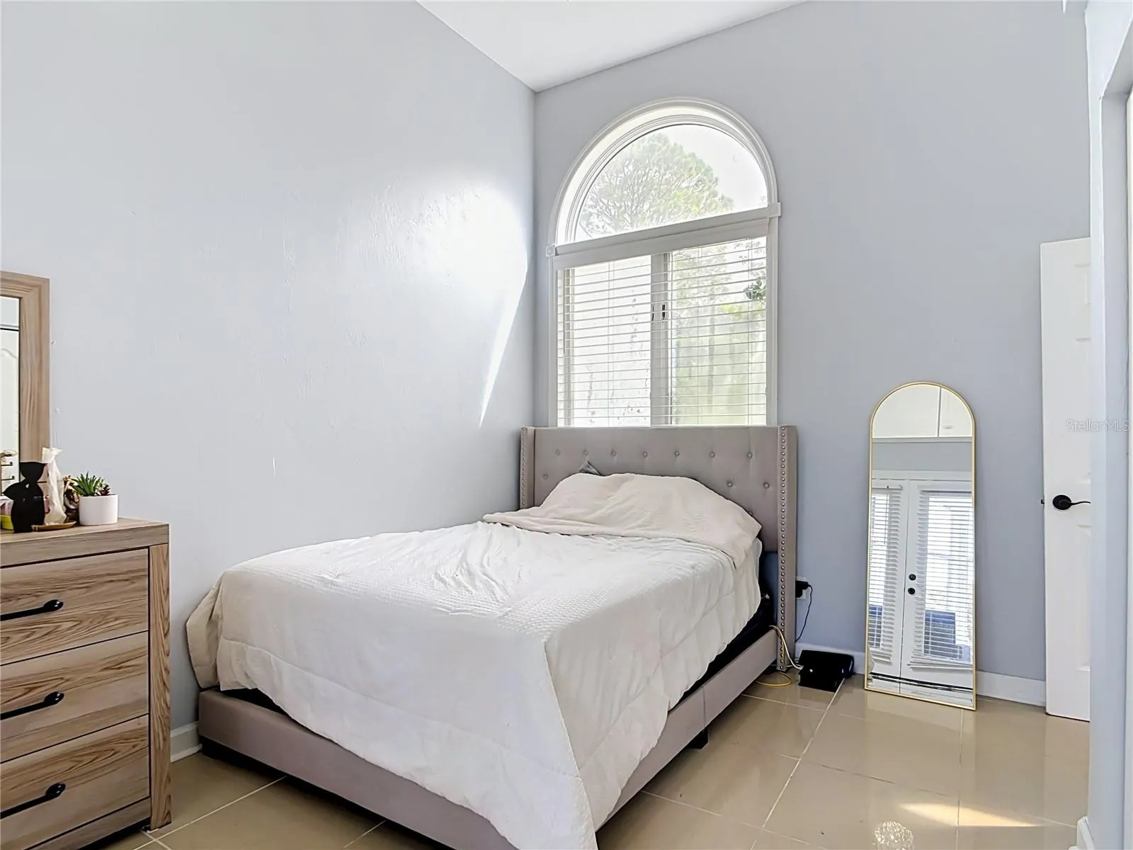 5 BAY POINTE DR