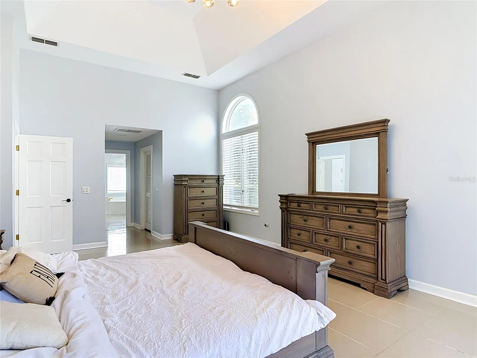 5 BAY POINTE DR