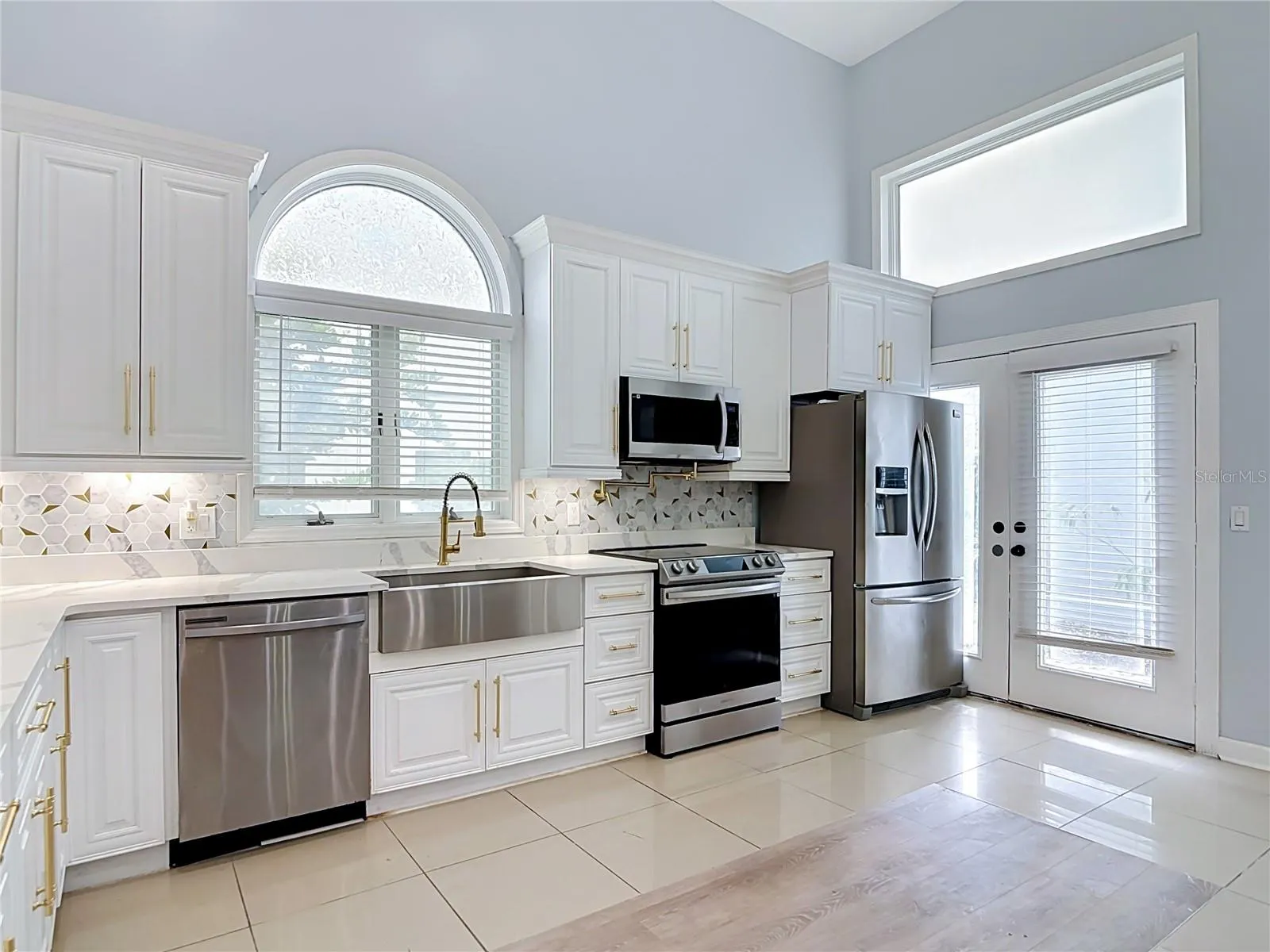 5 BAY POINTE DR