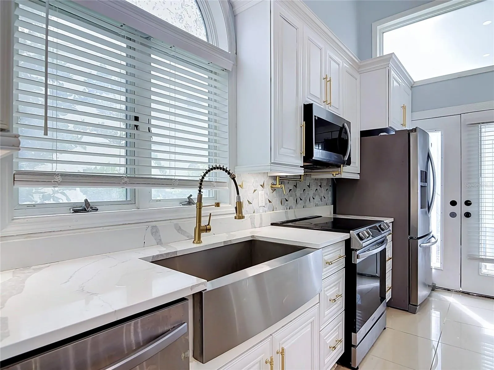 5 BAY POINTE DR