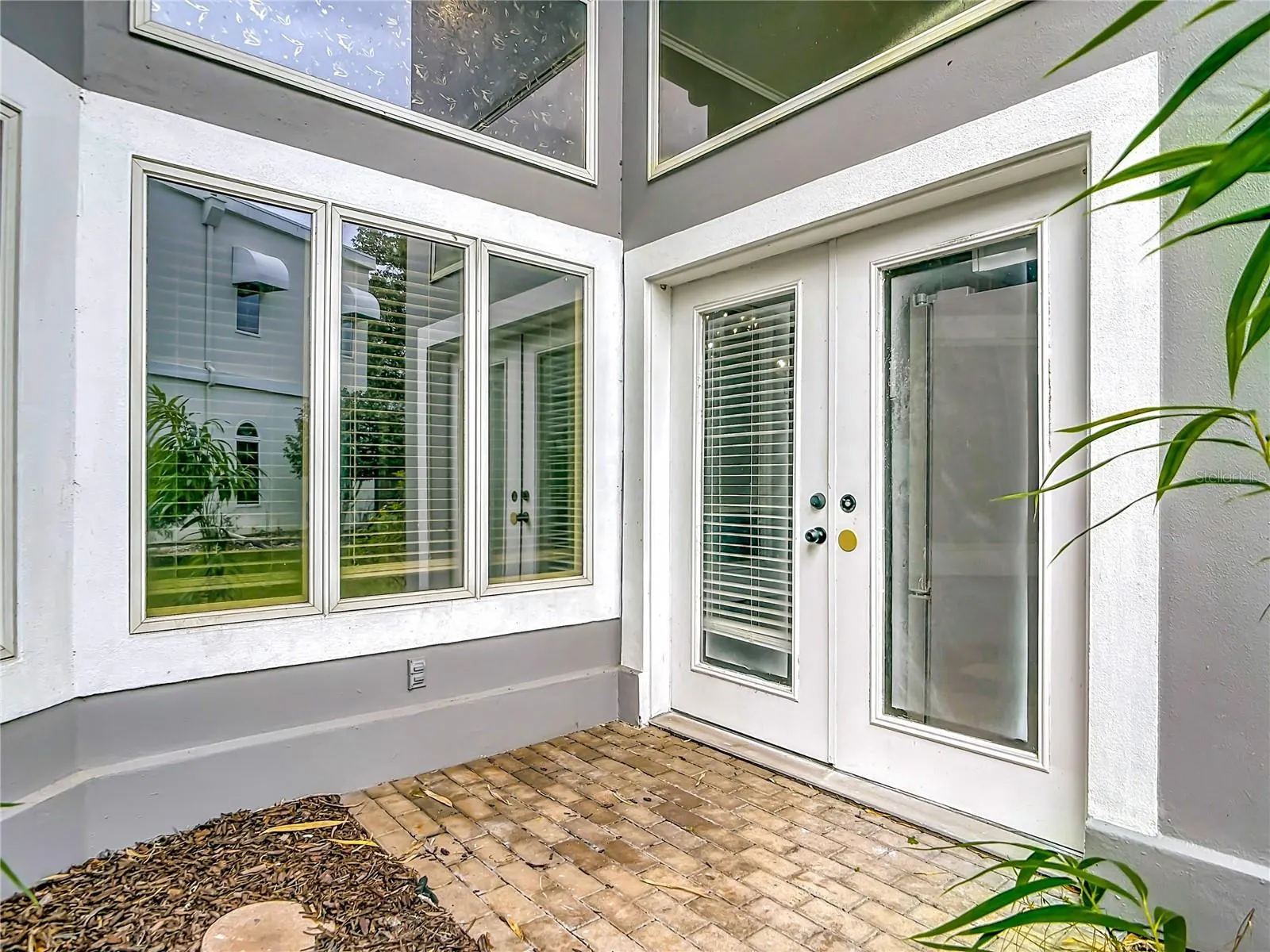 5 BAY POINTE DR
